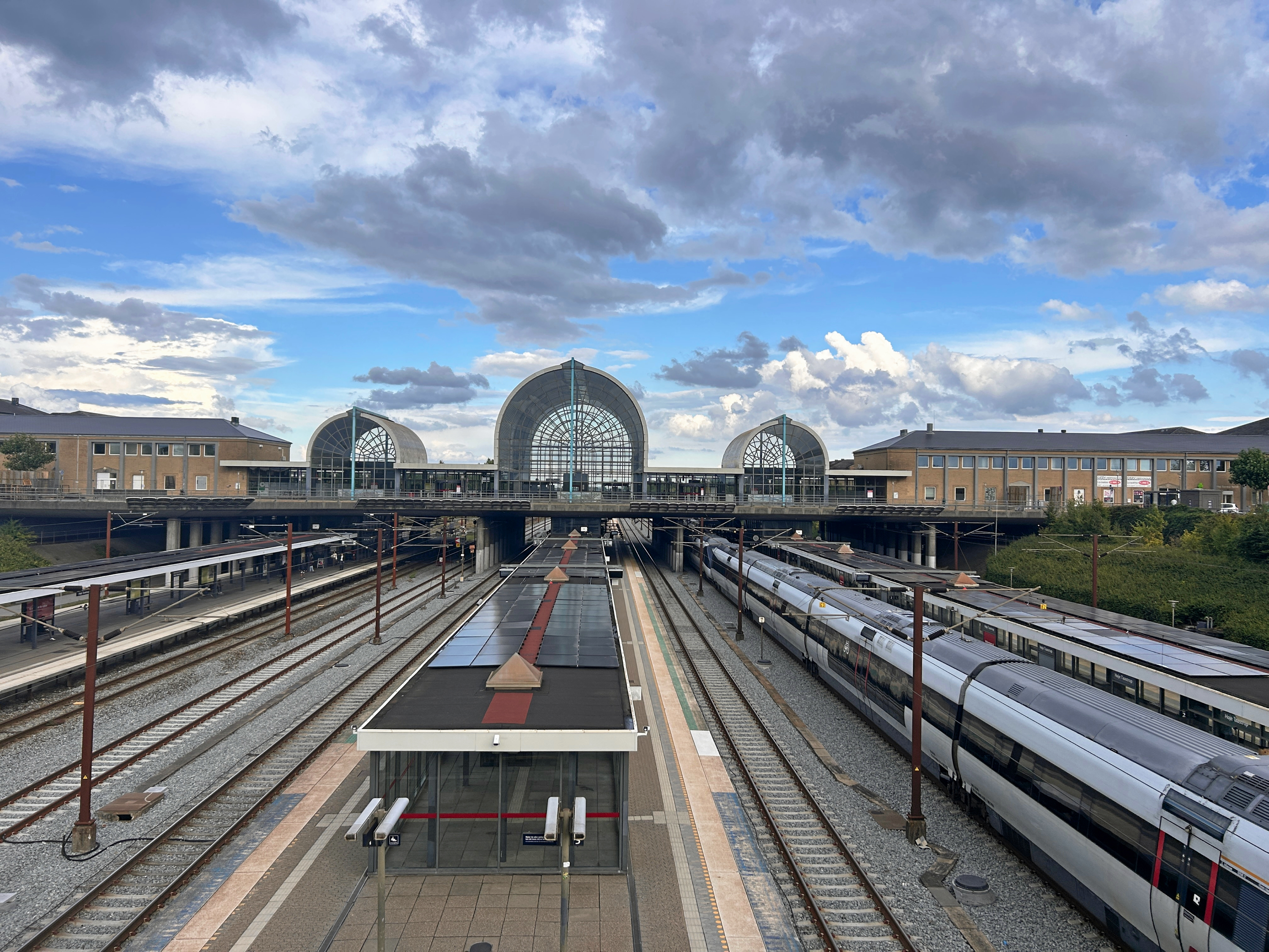 Røverierne skete på Høje Taastrup Station.