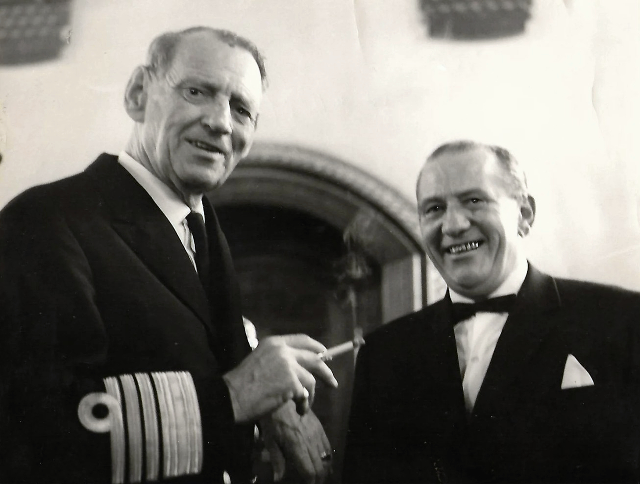 Kong Frederik IX og hoffotograf Poul Johansen.