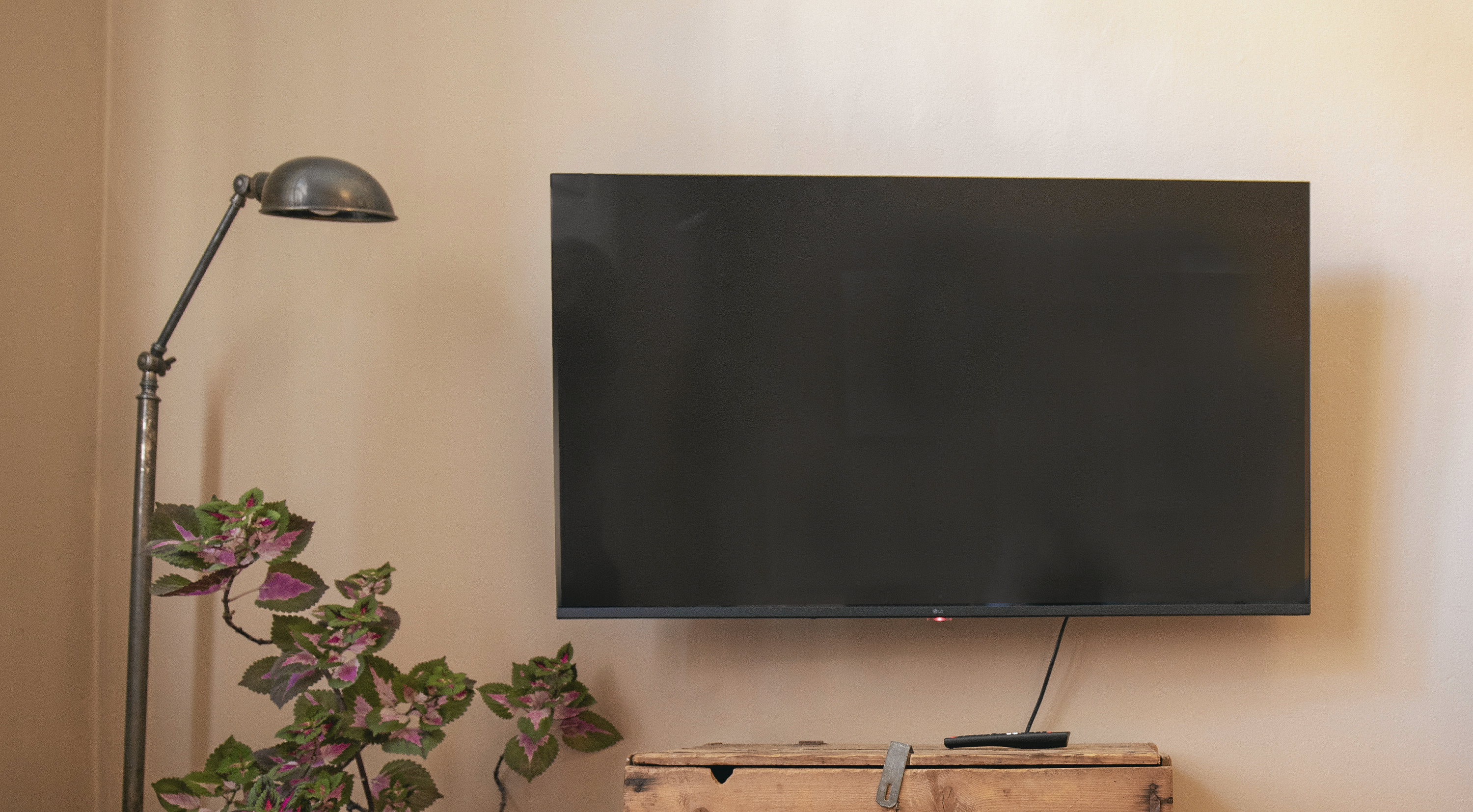 Med fladskærmens indtog og billedrørsfjernsynets tilbagetog var der ikke længere samme behov for de store tv-møbler, der tidligere var allemandseje.