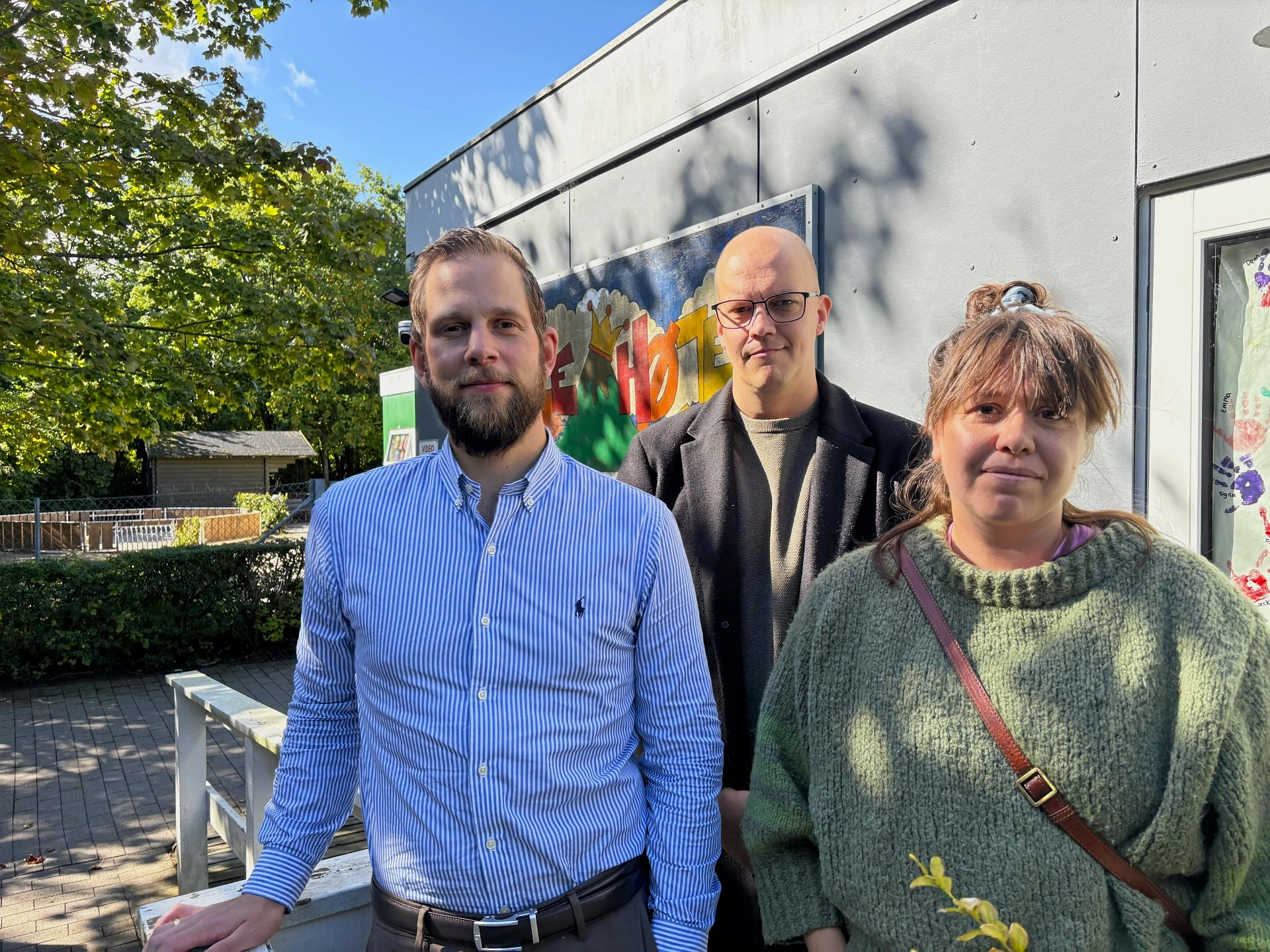 Emil Arp-Hansen (tv.), Mark Klitgaard Brodersen og Asta Hooge Poulsen foran det lukningstruede børnehus.