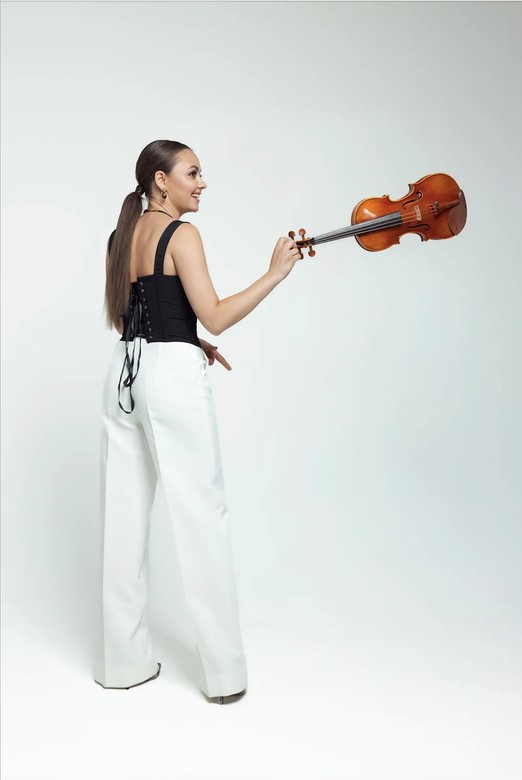 I samarbejde med Copenhagen Phil byder teatret velkommen til en aften, hvor den internationalt anerkendte violinist Alexandra Conunova både optræder som solist og orkesterleder.