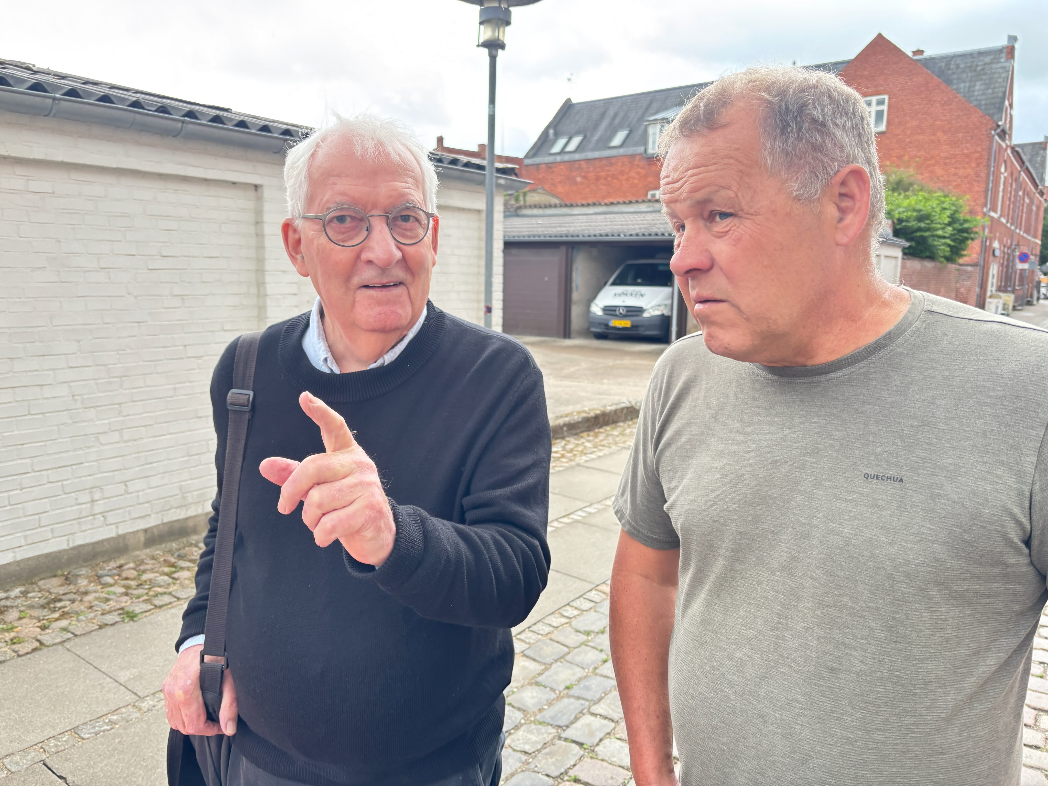 Arkitekt Poul Jorsal (tv) er stærkt utilfreds med kommunens sagsbehandling. Her ses han sammen med bygherre Frank Hansen ved den omstridte grund i Nyportstræde.