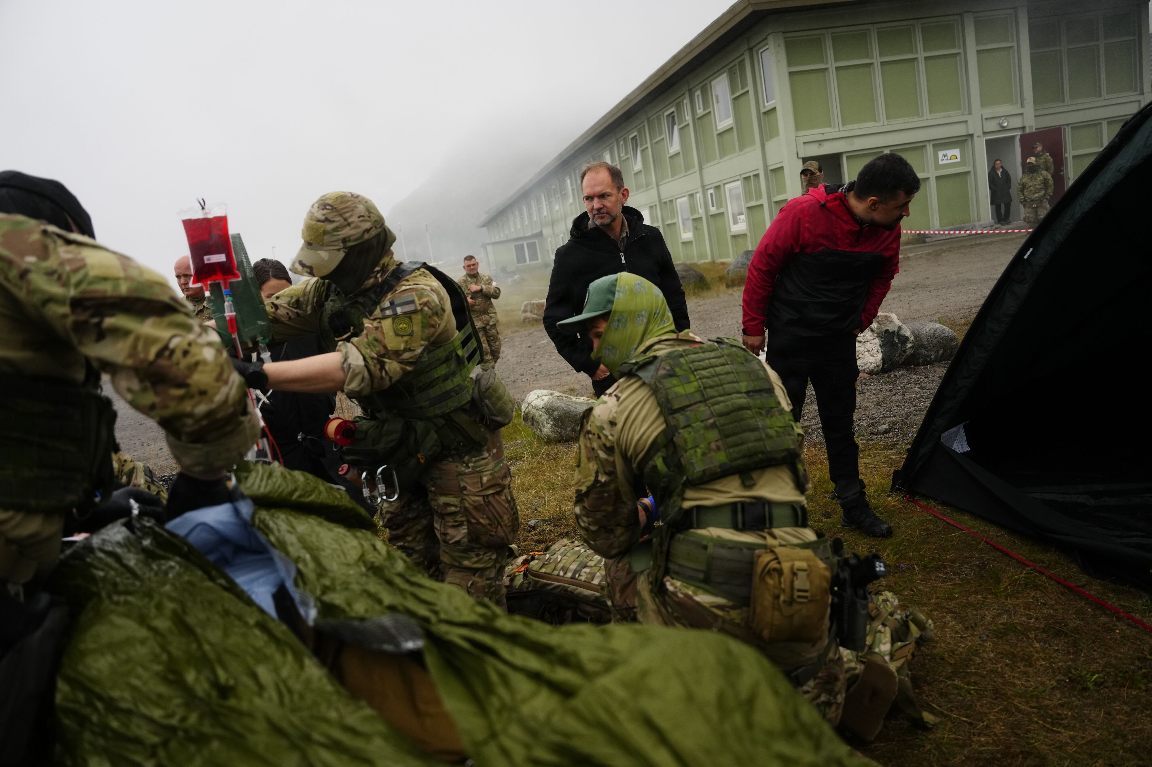 Forsvarsminister Jeppe Bruus (S) besøger onsdag Nato-militærøvelsen Arctic Shield i Narsarsuaq, Grønland. Øvelsen involverer omkring 400 soldater fra 10 Nato-lande. Øvelsen varer til den 18. september og foregår til lands, til vands og i luften med fokus på militære operationer under arktiske forhold.