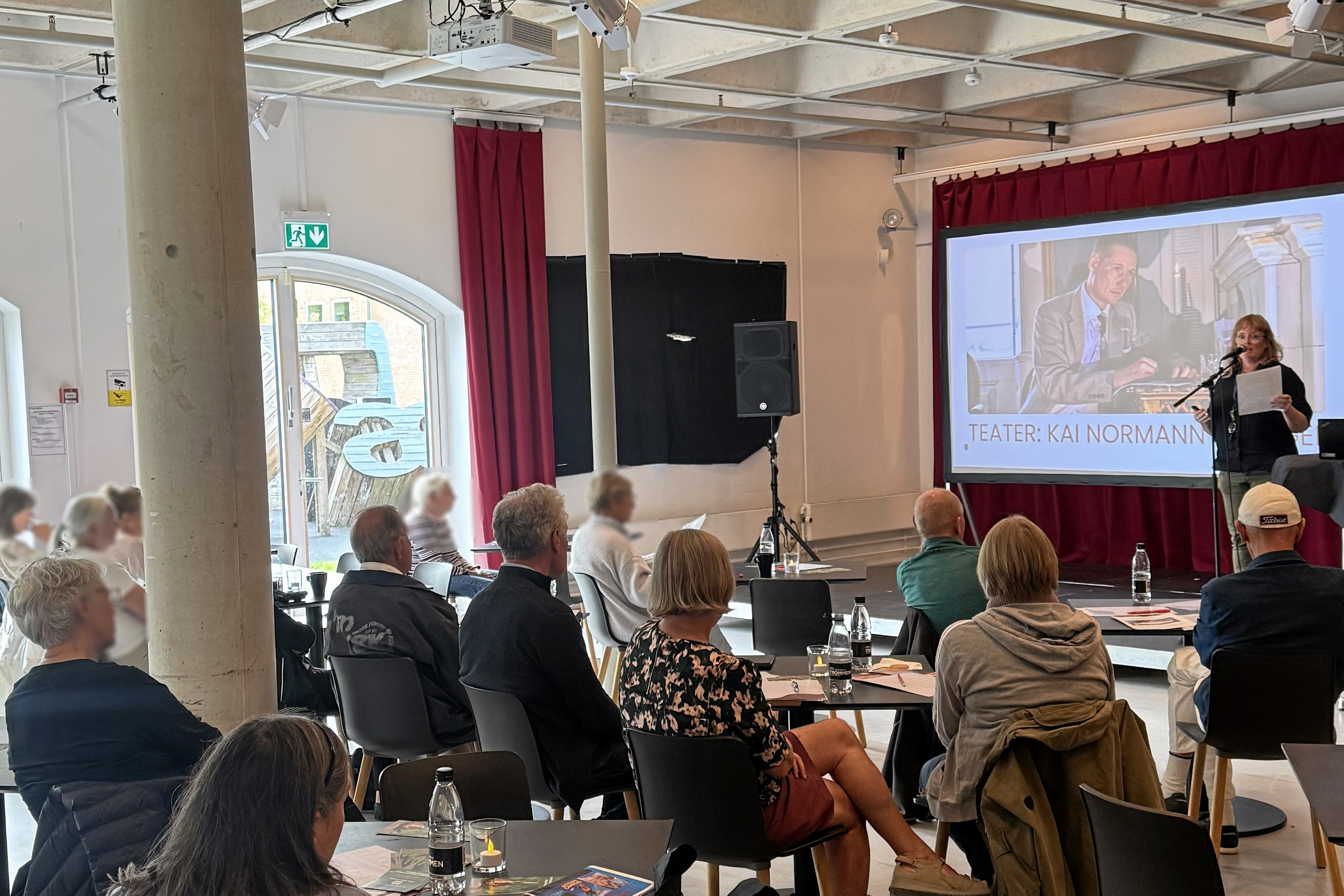 Eva Rehling, Kulturhus Trommens leder, præsenterede Trommens efterårsprogram for de fremmødte.