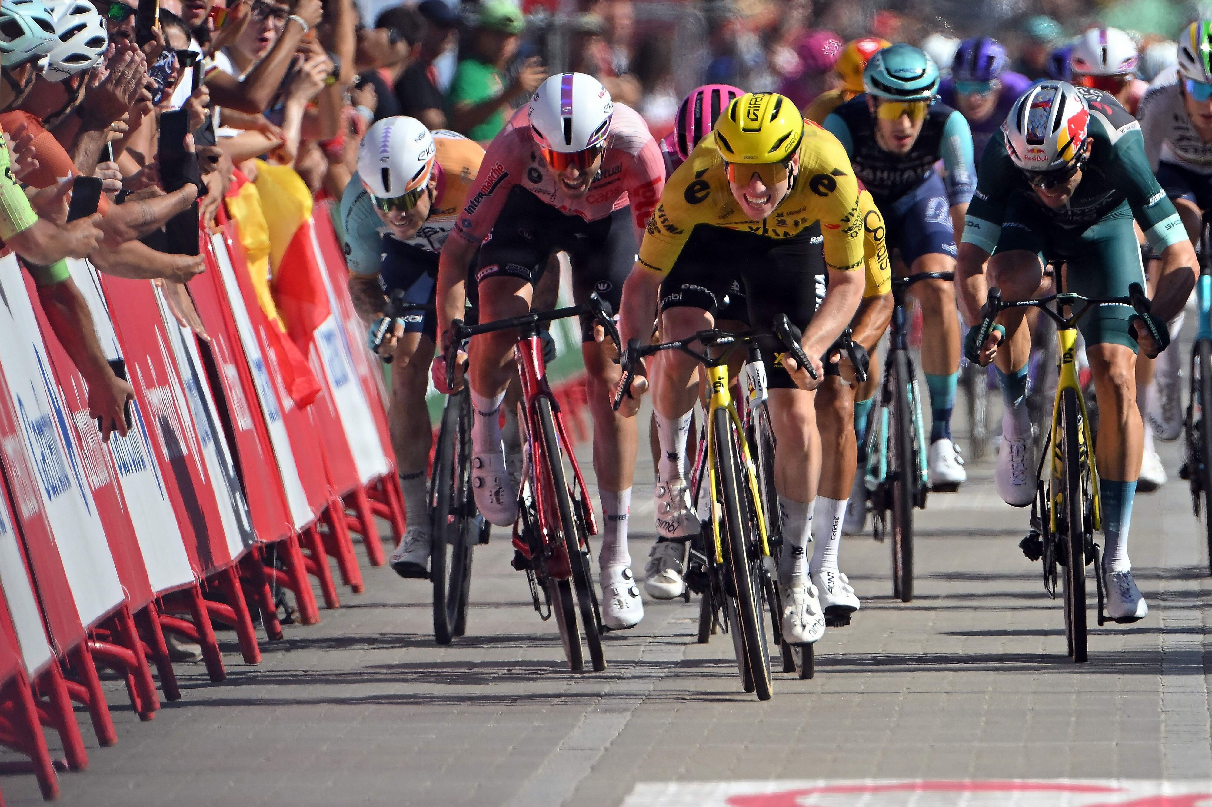 Matthew Brennan tog sin femte etapesejr i årets Vuelta. Magnus Cort førte på opløbet, men blev slået til sidst.