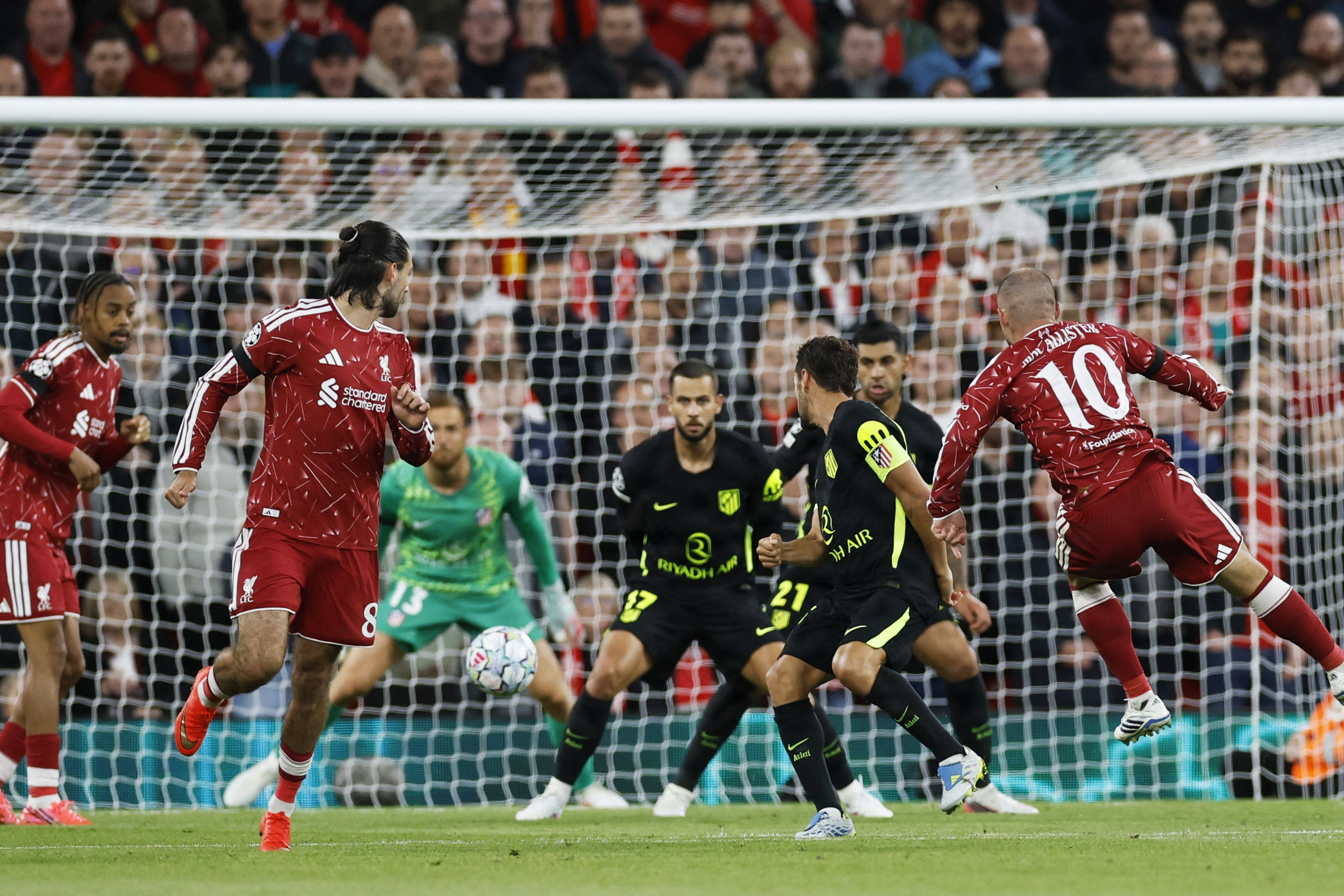 Alexis Mac Allister banker Liverpool på 2-1 hjemme mod Atlético Madrid.