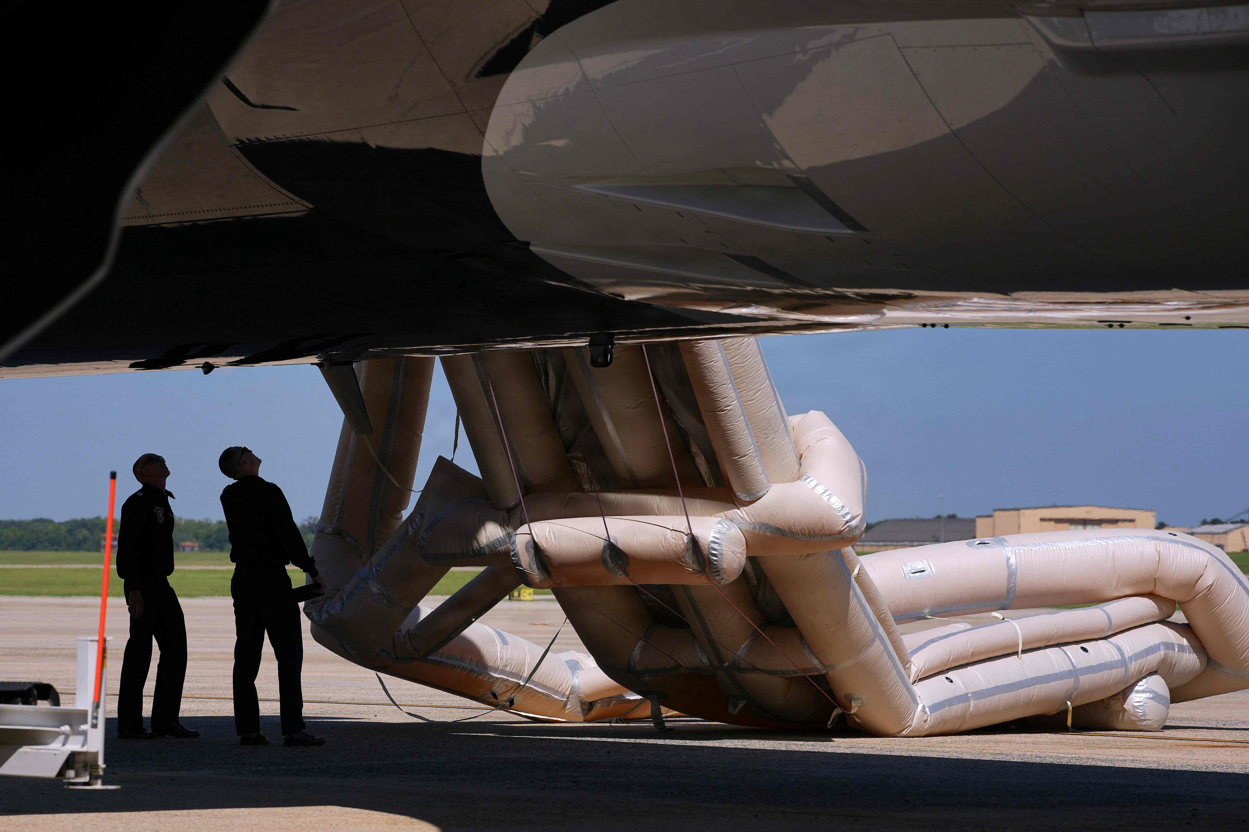 Besætningsmedlemmer undersøger nødslisken, der ved en fejl blev udløst på Air Force One, inden flyet skulle lette fra den amerikanske militærbase Joint Base Andrews i Maryland.