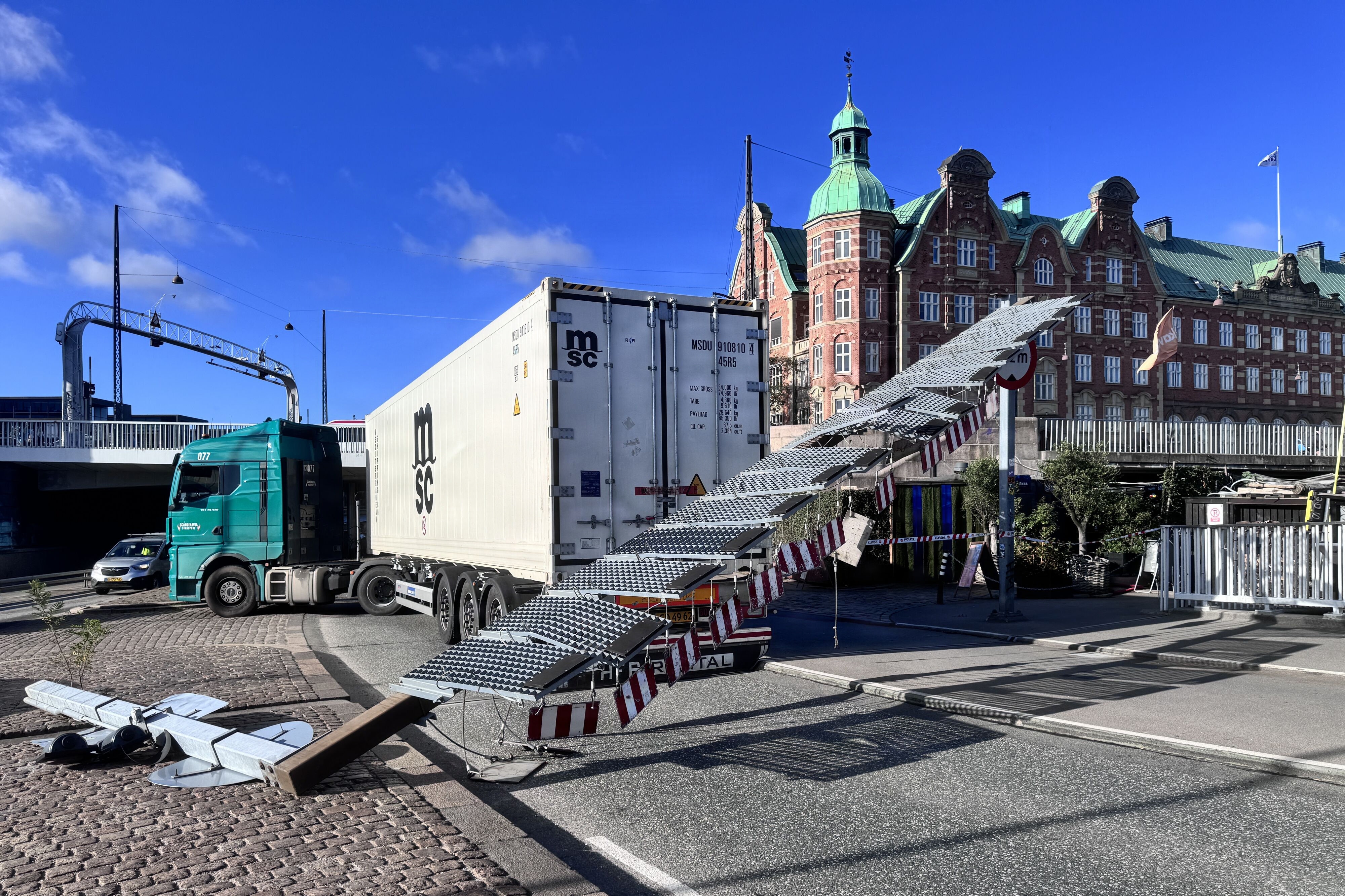 En lastbil har påkørt Knippelsbro i København torsdag morgen, så en markering er faldet ned på cykel- og kørebane. Det påvirker trafikken.