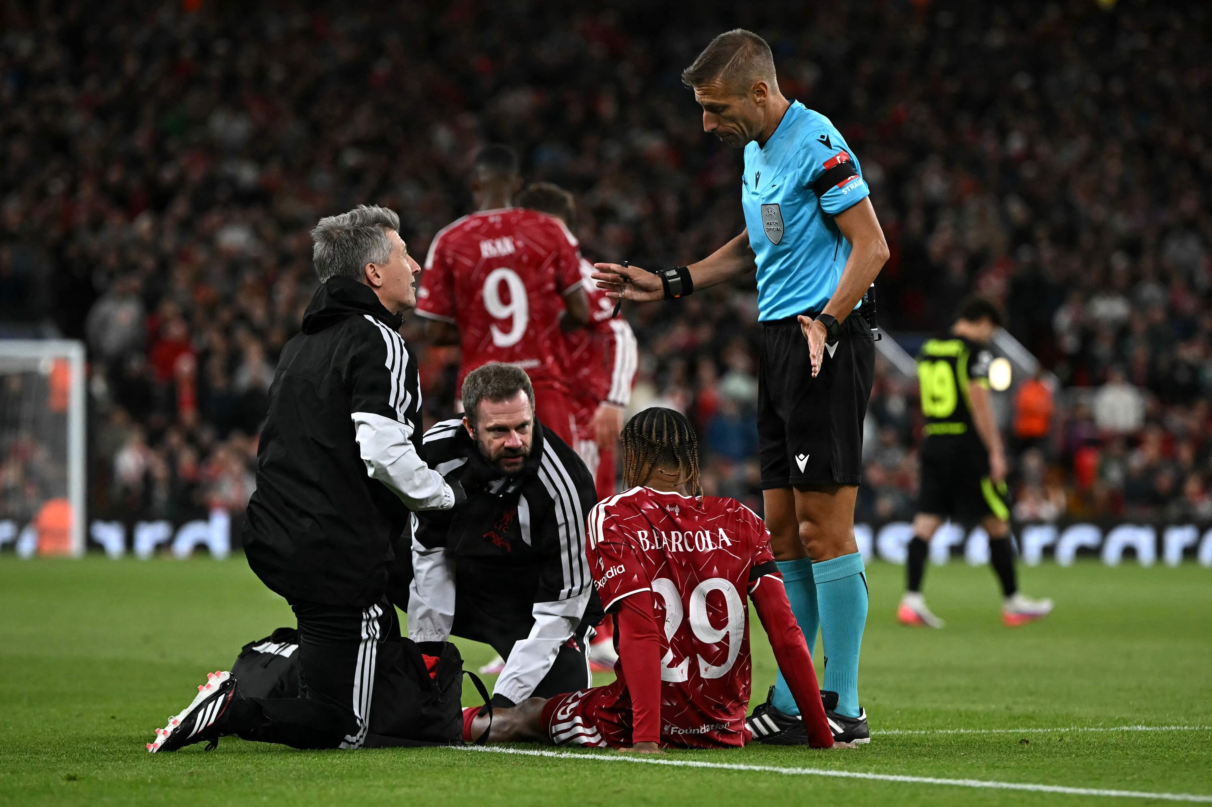 Det lignede en skade, da Bradley Barcola udgik for Liverpool efter en time. Men ifølge cheftræneren var der tale om krampe.