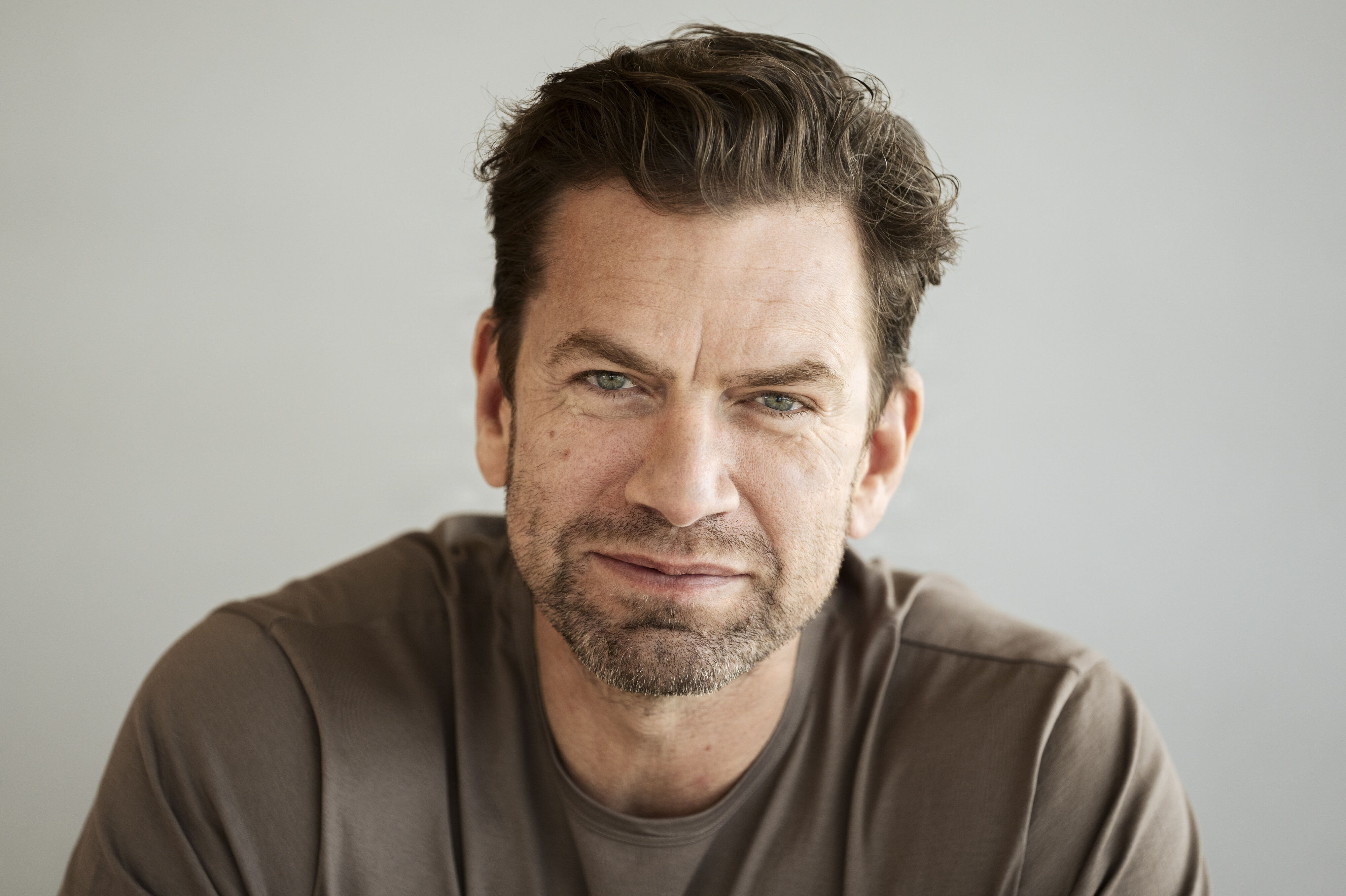 I sine mere end 30 år som skuespiller er det første gang, at Nikolaj Lie Kaas, som ses på billedet, arbejder sammen med instruktør Nikolaj Arcel, der står bag "Mit livs eventyr". Arcel står bag de historiske dramafilm "En kongelig affære" og "Bastarden". (Arkivfoto).