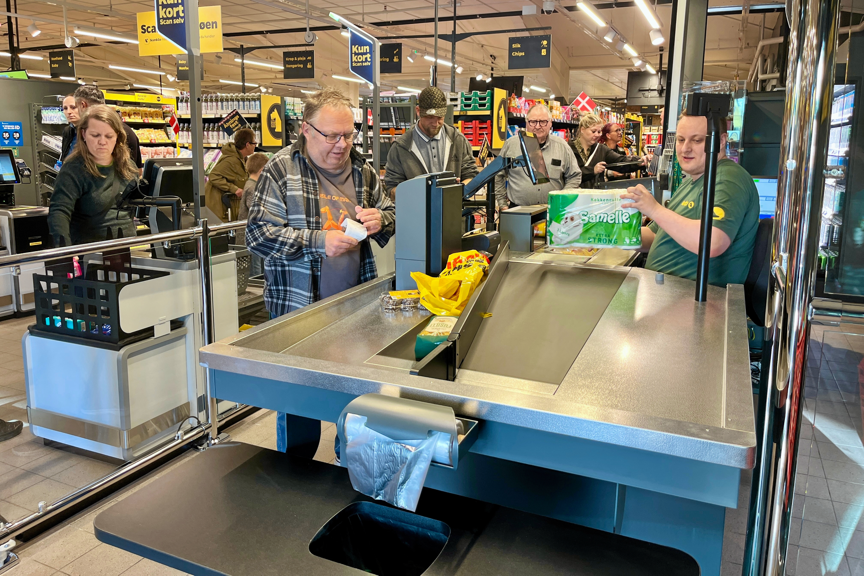 Efter næsten fire ugers lukning, renovering og en kæmpe omgang arbejde kunne man torsdag morgen slå dørene op til den nye Netto 4.0-butik i Høng.