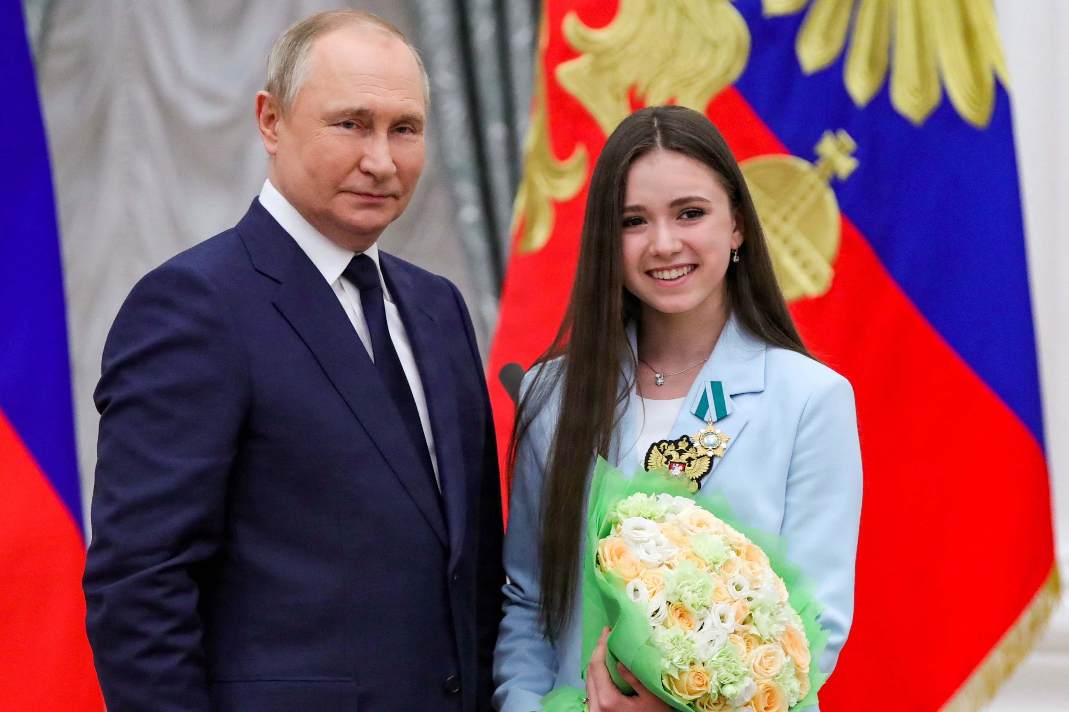 To måneder efter den positive dopingprøve lød det fra Ruslands præsident, Vladimir Putin, at Valieva er uskyldig. I samme ombæring lod han sig fotografere sammen med den pludselig verdenskendte kunstskøjteløber (Arkivfoto).