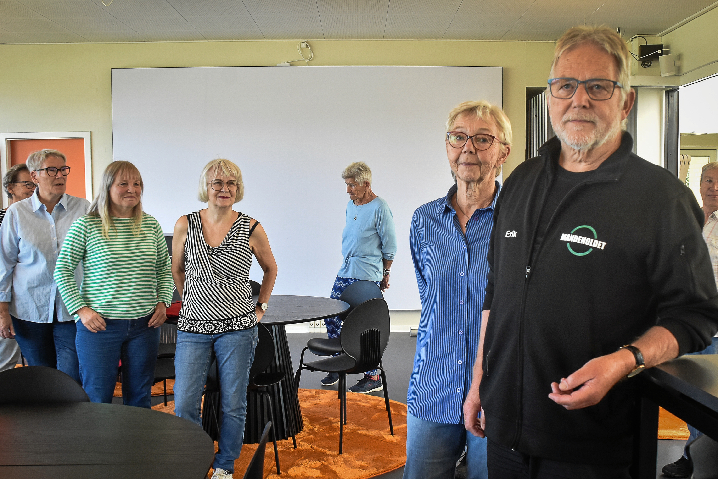 Medlemmerne af Ældre i Bevægelse har ikke kunnet træne efter klubhuset blev sat i stand og fik nyt møblement. Edith Kristiansen (nr. to fra højre) og Erik Ingerslev (th) føler sig smidt ud af lokalet.