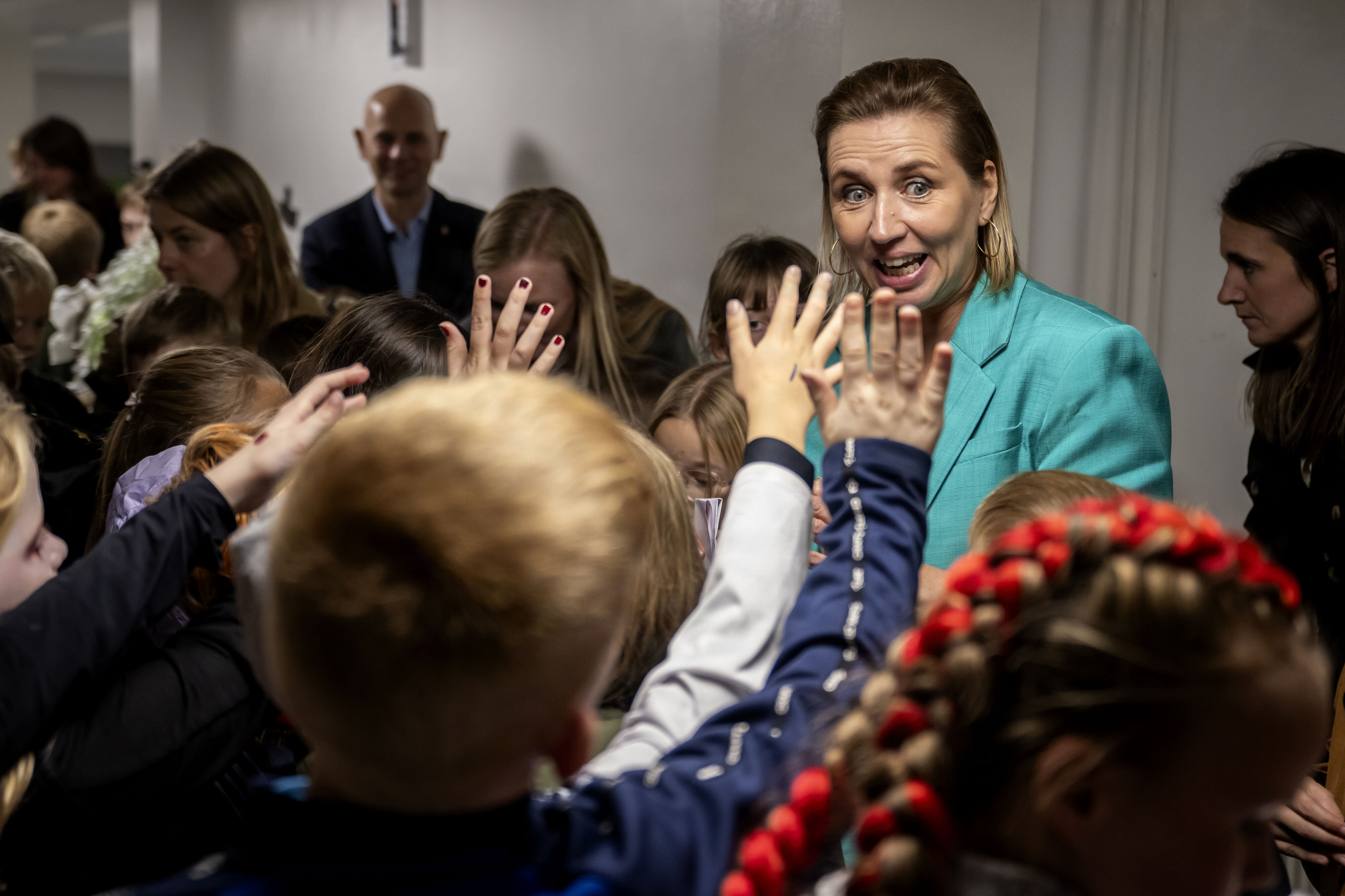 Statsminister Mette Frederiksen (S) er stor fortaler for regulering af digitale medier i skolerne. Torsdag holder hun et pressemøde om resultaterne af den seneste Pisa-undersøgelse, hvor danske skoleelever klarer sig historisk dårligt. (Arkivfoto).