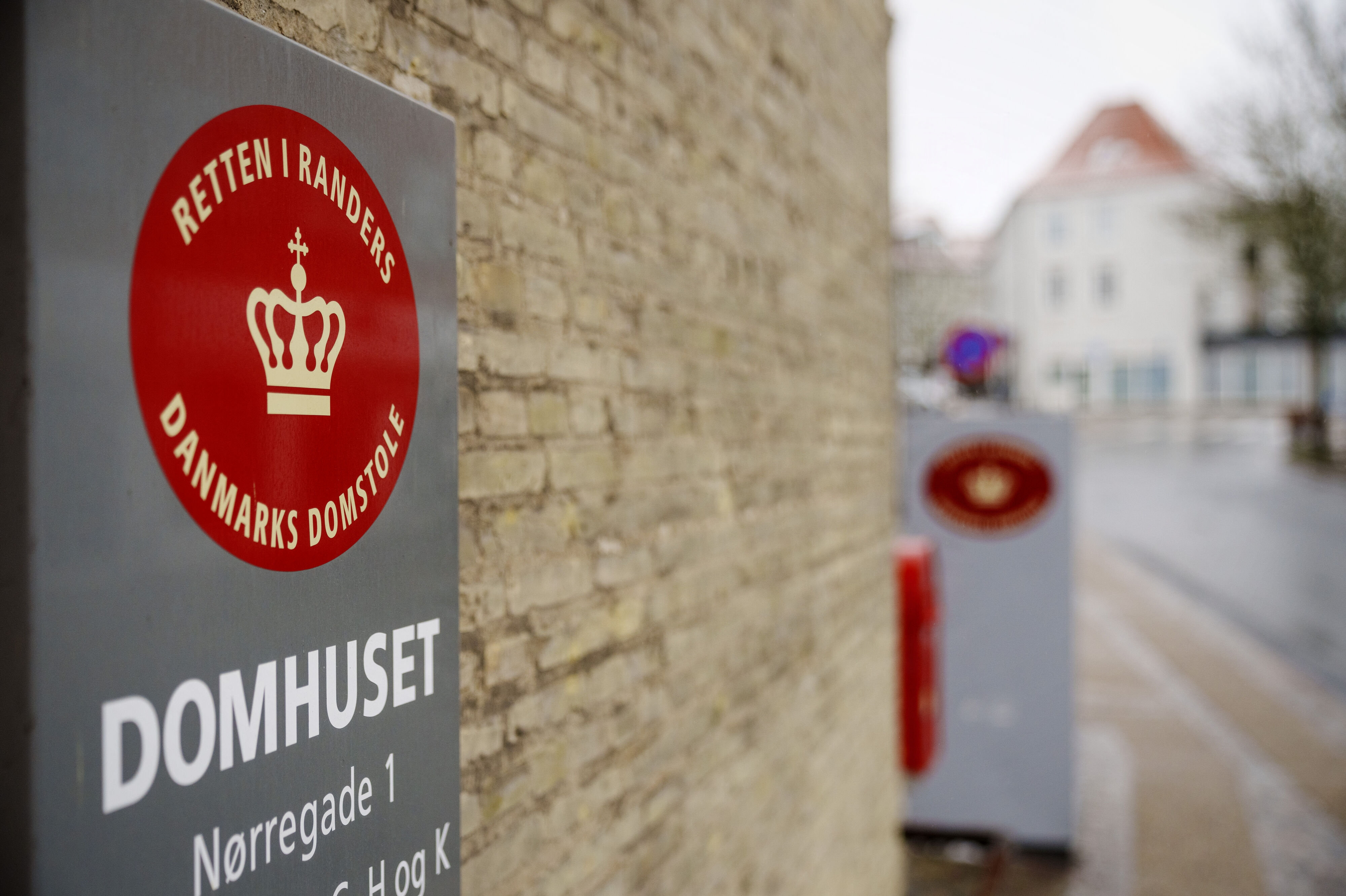 Retten i Randers har torsdag udmålt en straf på ti års fængsel til en 24-årig mand, fordi han sidste år deltog i et skyderi mod en rockerborg i Randers. (Arkivfoto).