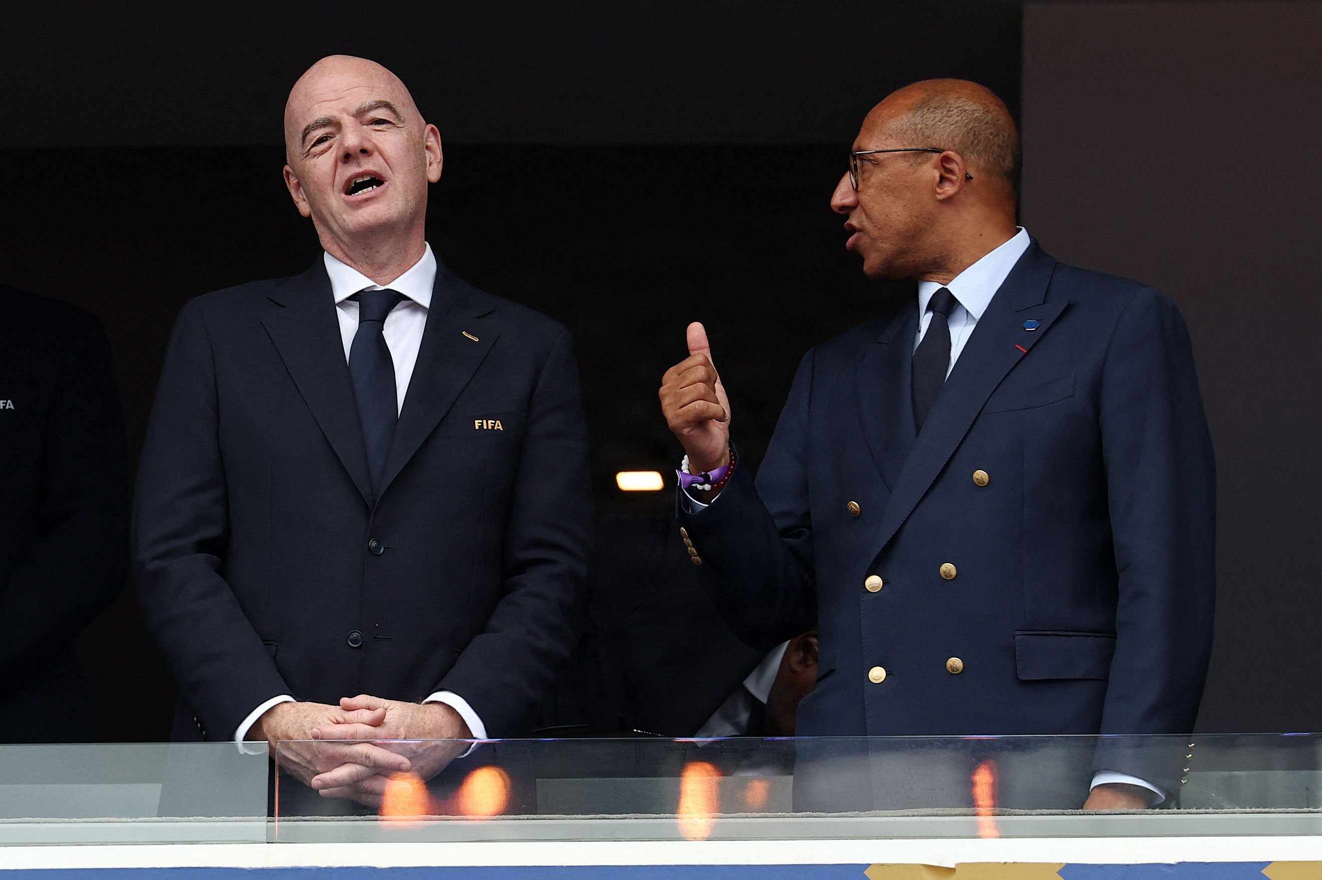 Her ses den franske fodboldpræsident, Philippe Diallo (til højre) under sommerens VM i en snak med Fifa-præsident Gianni Infantino. (Arkivfoto).