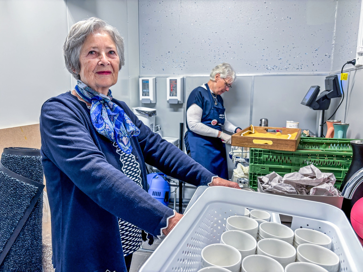 To af de frivillige Alma-ambassadører, Mona Lauridsen på 76, og Mia (bagerst), glæder sig begge over at kunne hjælpe til.