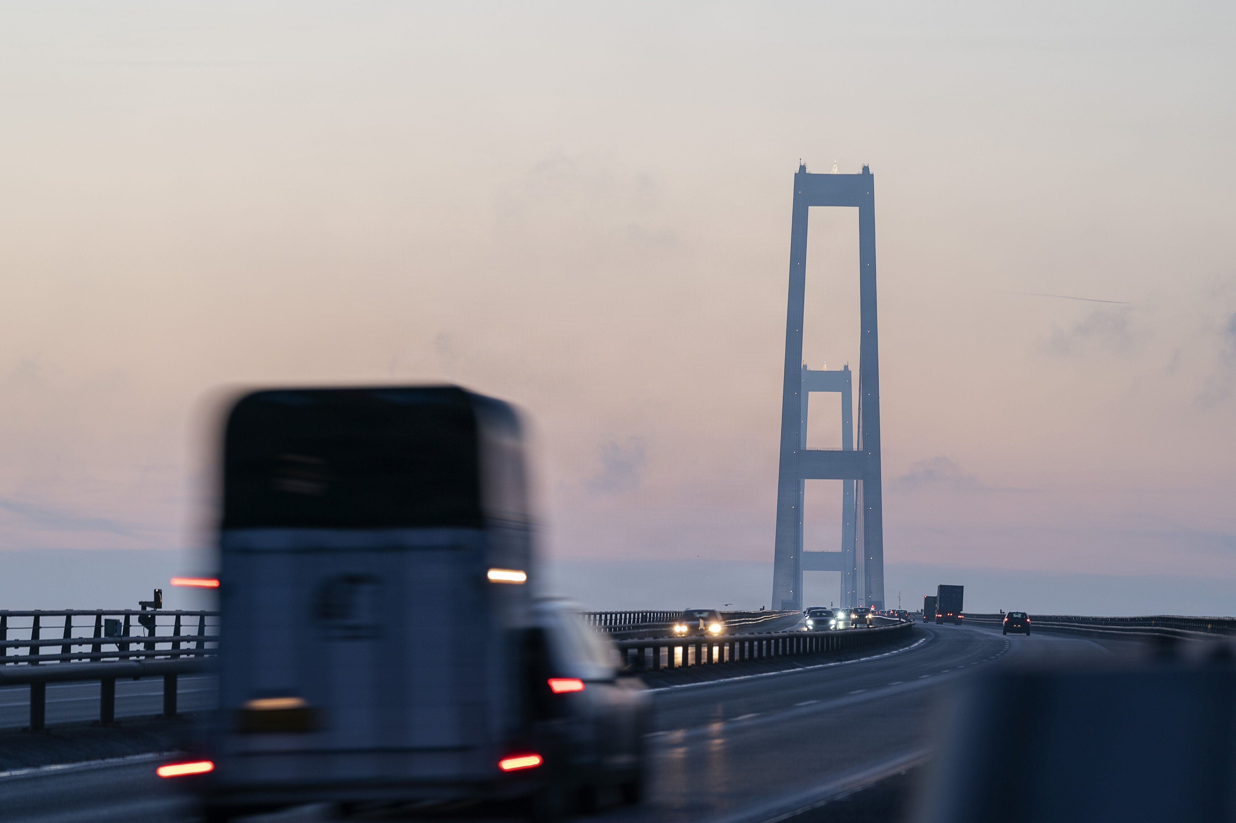 Trafikanter på Storebæltsbroen rammes af ændringer i aften- og nattetimerne, hvor der udføres vedligeholdelsesarbejde fra mandag til fredag. Trafikken på broen bliver dobbeltsporet, og hastighedsgrænsen sænkes. (Arkivfoto).