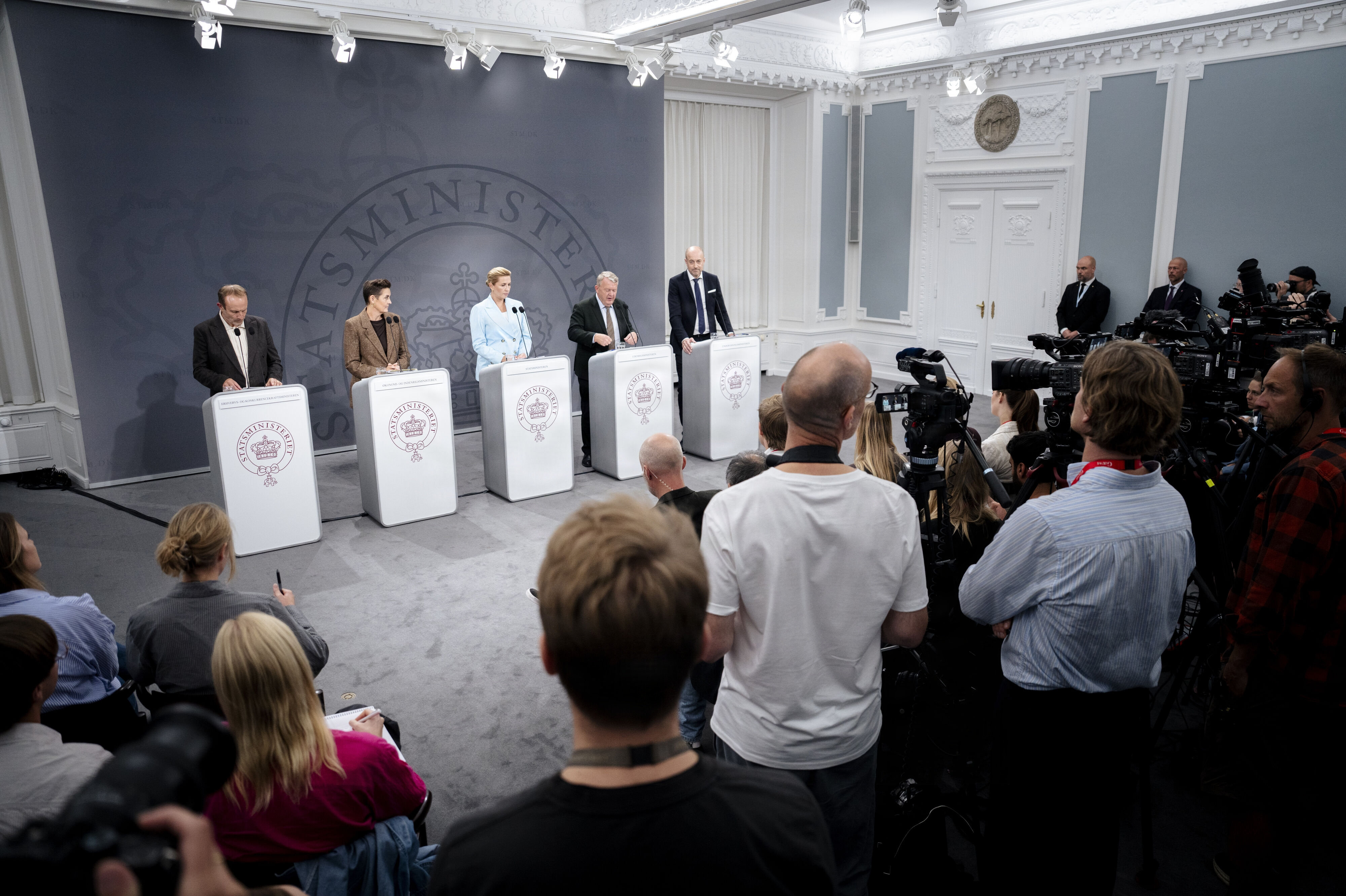 Fem ministre var med, da regeringen torsdag eftermiddag analyserede på de historisk dårlige Pisa-resultater, der blev offentliggjort tirsdag.