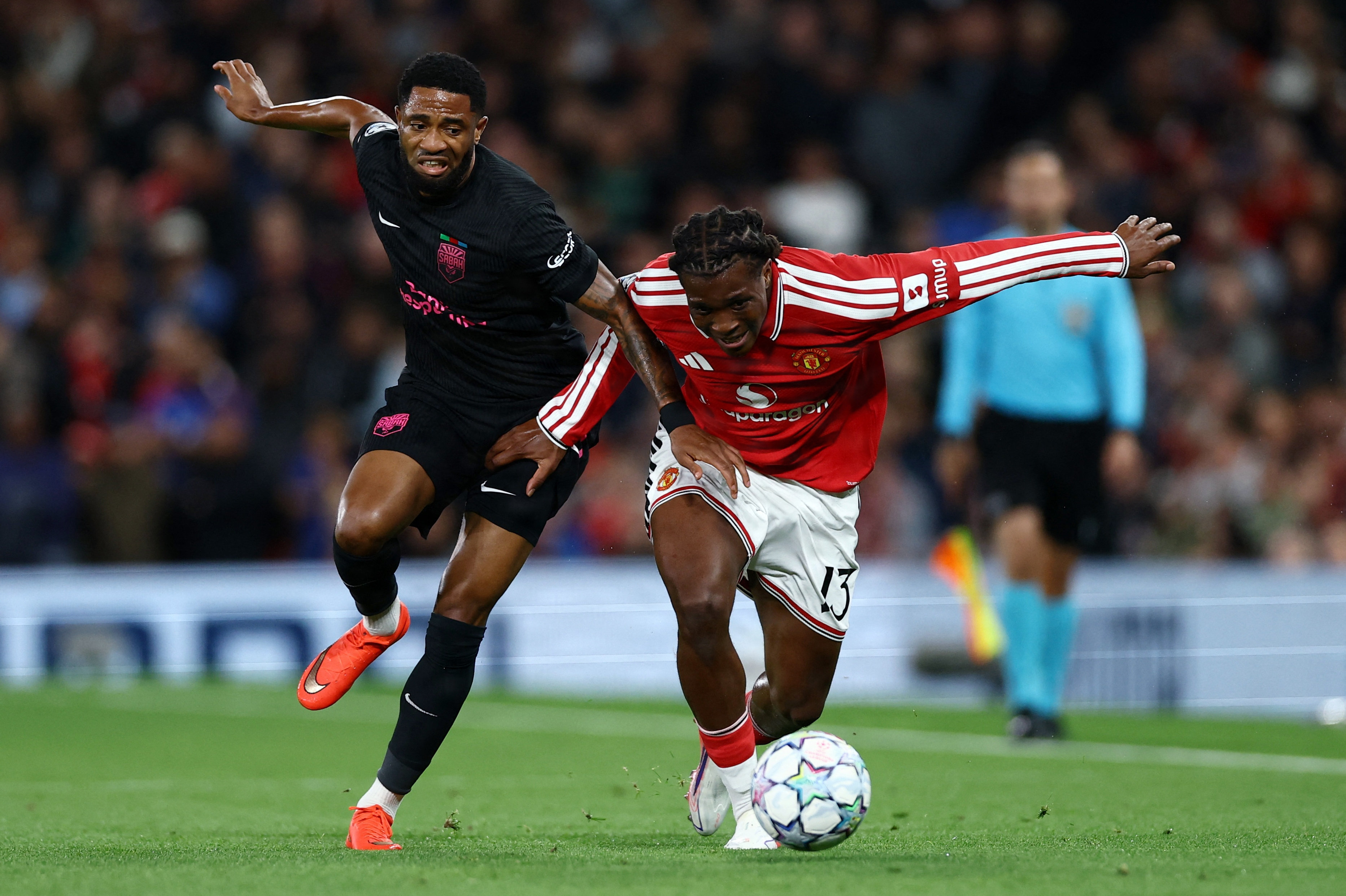 Manchester Uniteds Patrick Dorgu i aktion mod Sabah. Danskeren leverede et oplæg i Uniteds store Champions League-sejr.