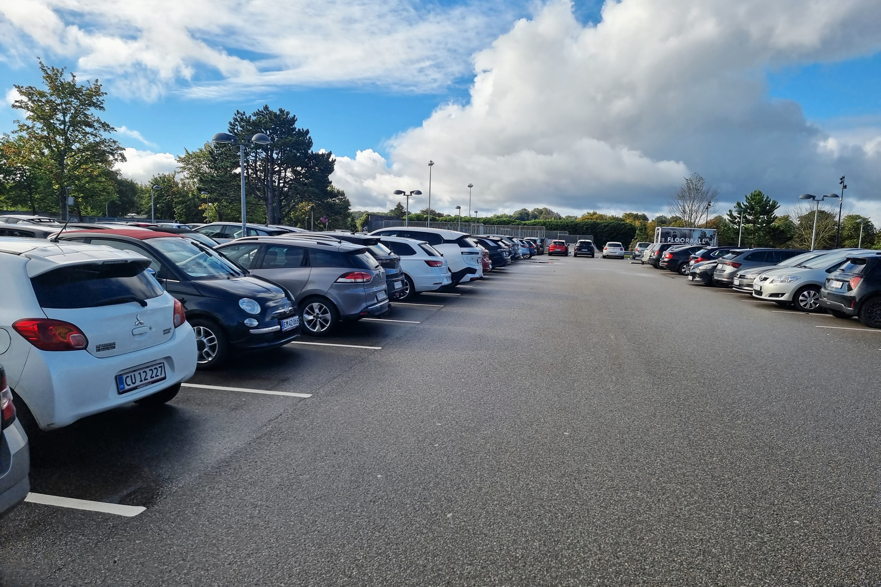 Sådan ser det på parkeringspladsen ved Hørsholmhallen en ganske almindelig morgen. Der er ingen ledige pladser, og mange optages af elever på Rungsted Gymnasium, mener formand for Seniorsport Nordsjælland.