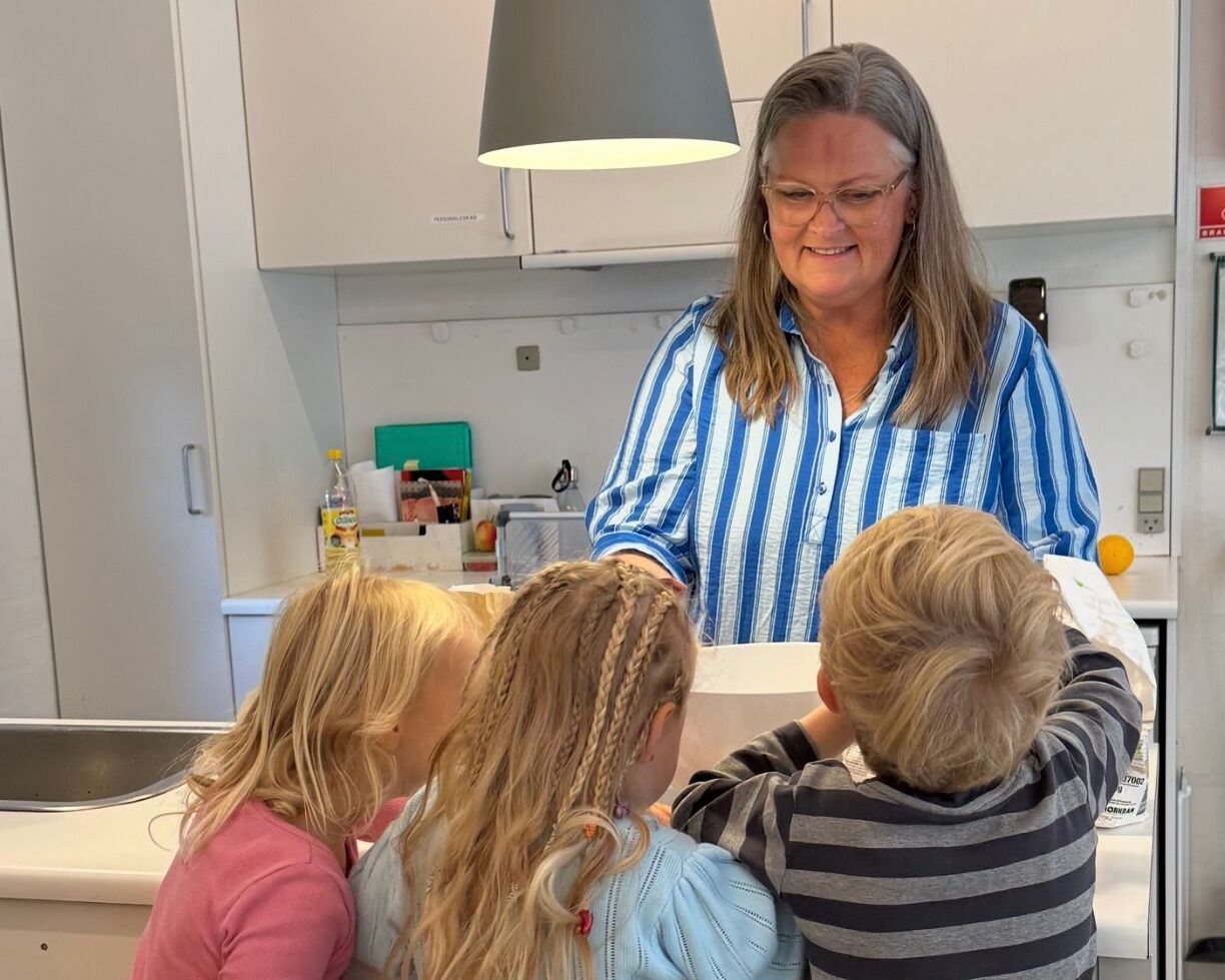 Pædagog Anne Bliddal siger, at det næsten kan lyde banalt, hvad der sikrer, at forældre og børn trives.