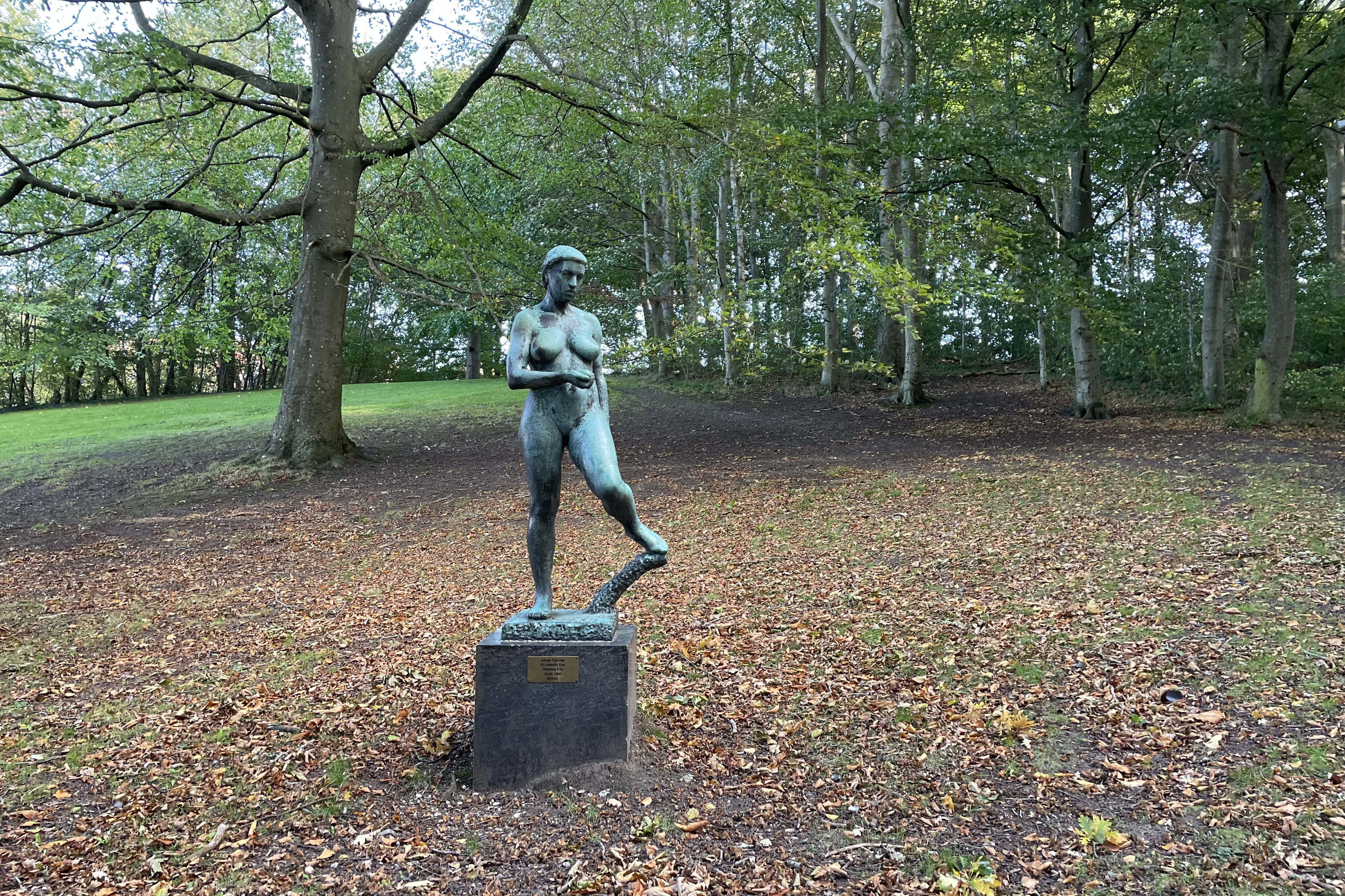 Her ses bronzeskulpturen "En stående Eva" af billedhuggeren Johan Galster, der er blevet forsøgt stjålet fra byparken Skovbakken i Randers.