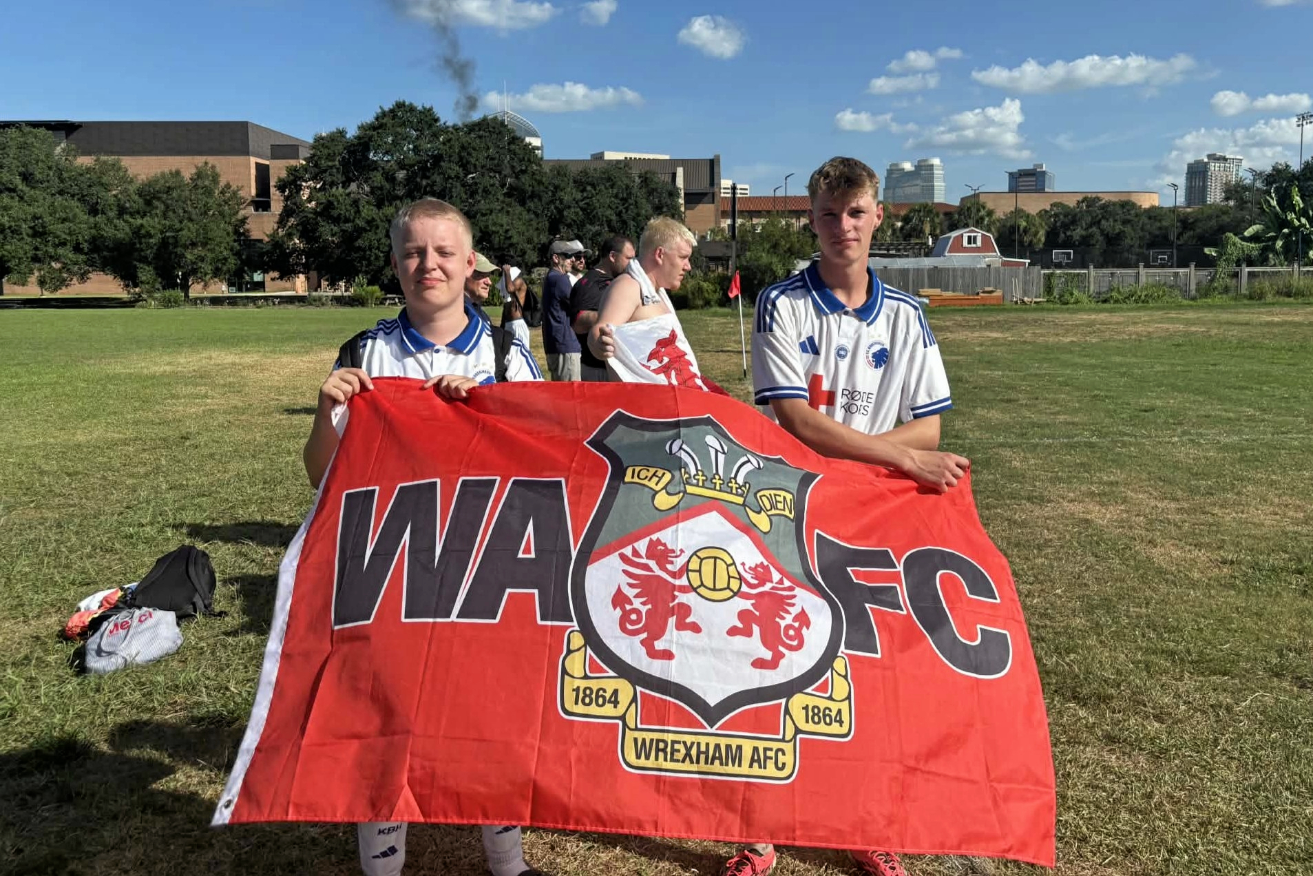 16-årige Asger Christian Biehl fra Høje-Taastrup (tv.) fik store oplevelser med fra Houston. Her står han med et flag fra Wrexham.