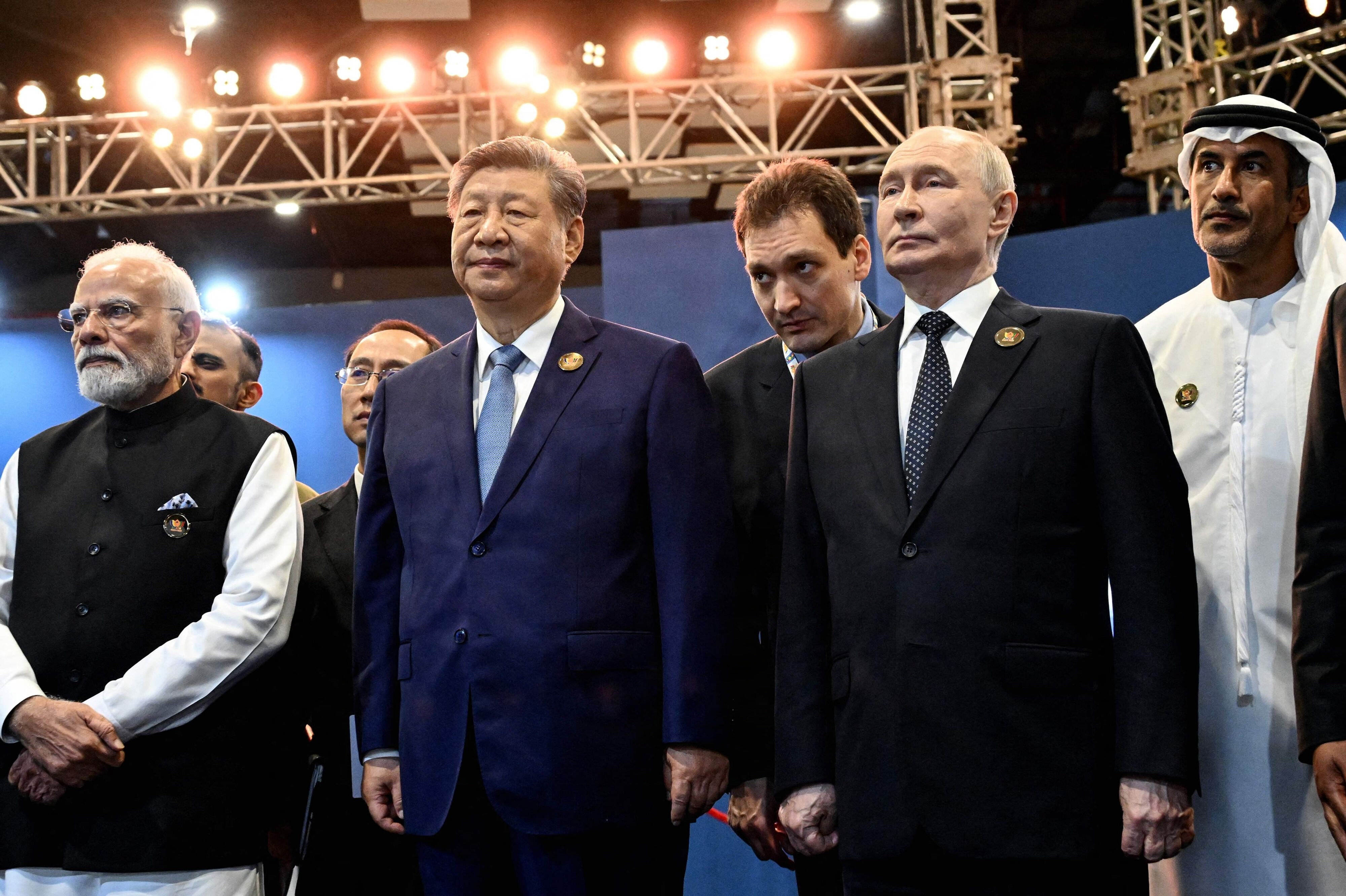 Ved et BRIKS-topmøde i New Delhi denne weekend deltager blandt andet Indiens premierminister, Narendra Modi (til venstre), Kinas præsident, Xi Jinping (i midten), og den russiske præsident, Vladimir Putin (til højre).