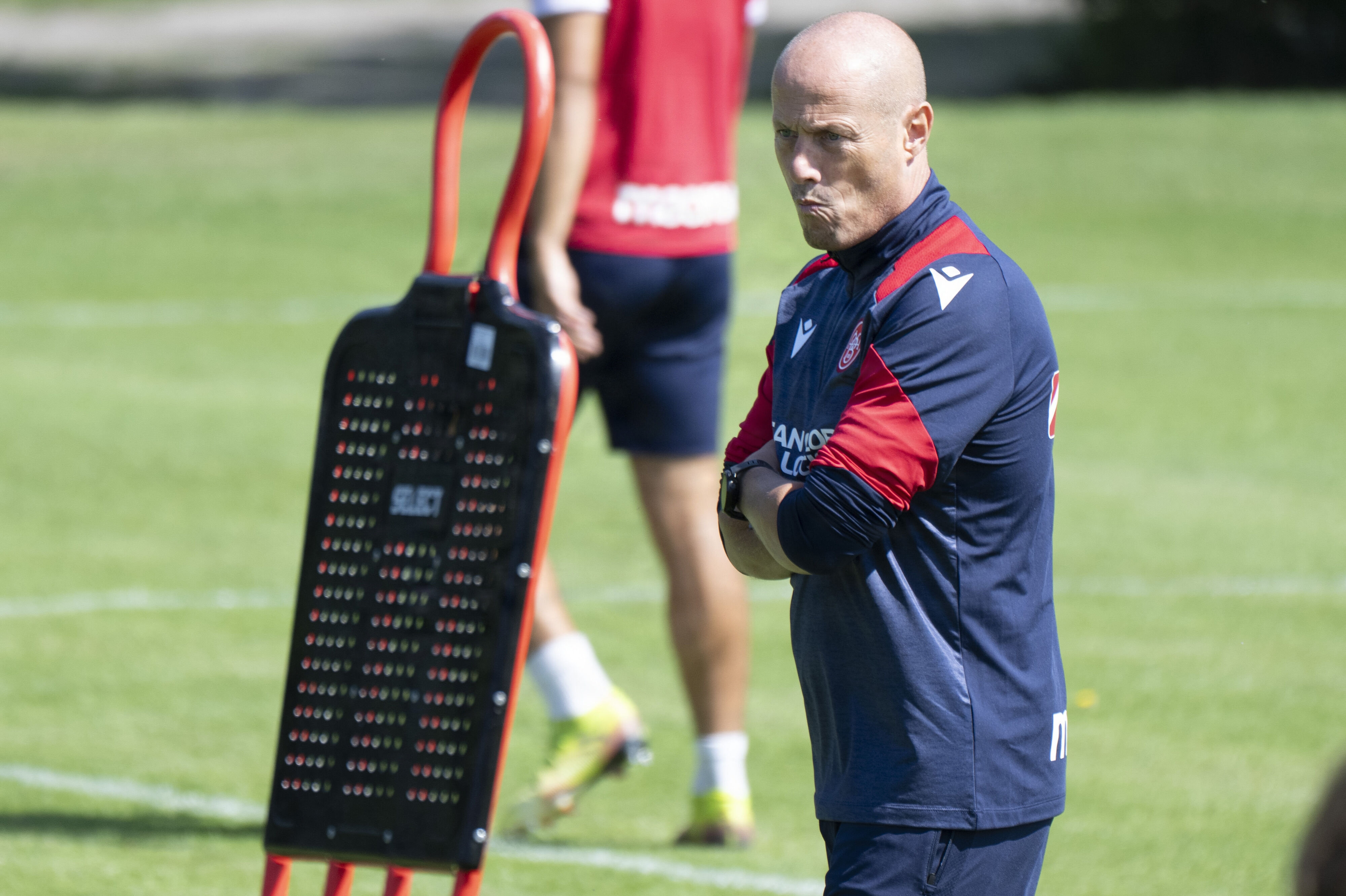 AaB-træner Steffen Højer må efter 70 minutter i undertal være tilfreds med AaB's 2-2-resultat i Hvidovre. (Arkivfoto).