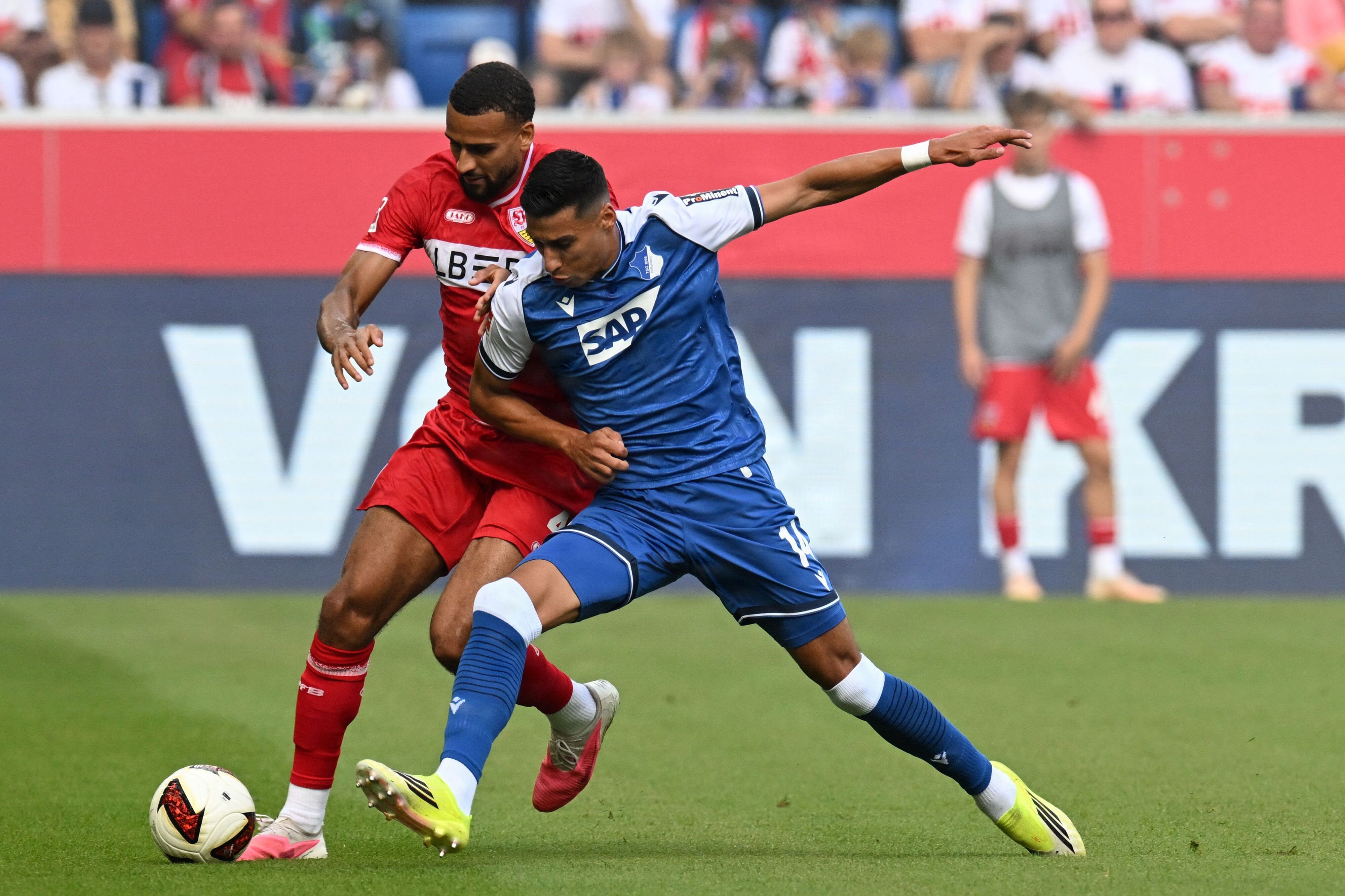 Adam Daghim er her i duel med Stuttgarts Josha Vagnoman.