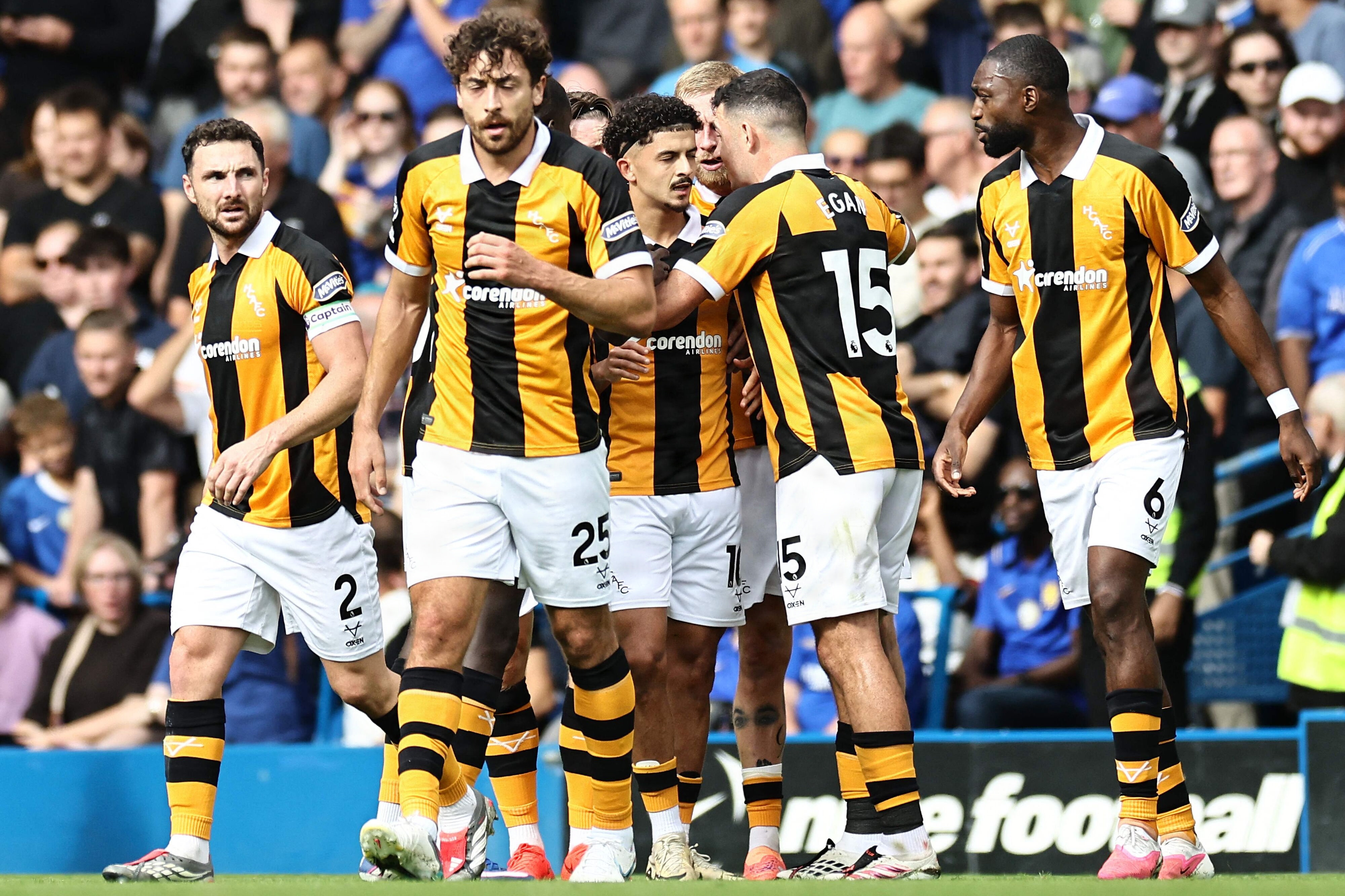 Hull-spillere fejrer Mohamed Belloumis udligning mod Chelsea.