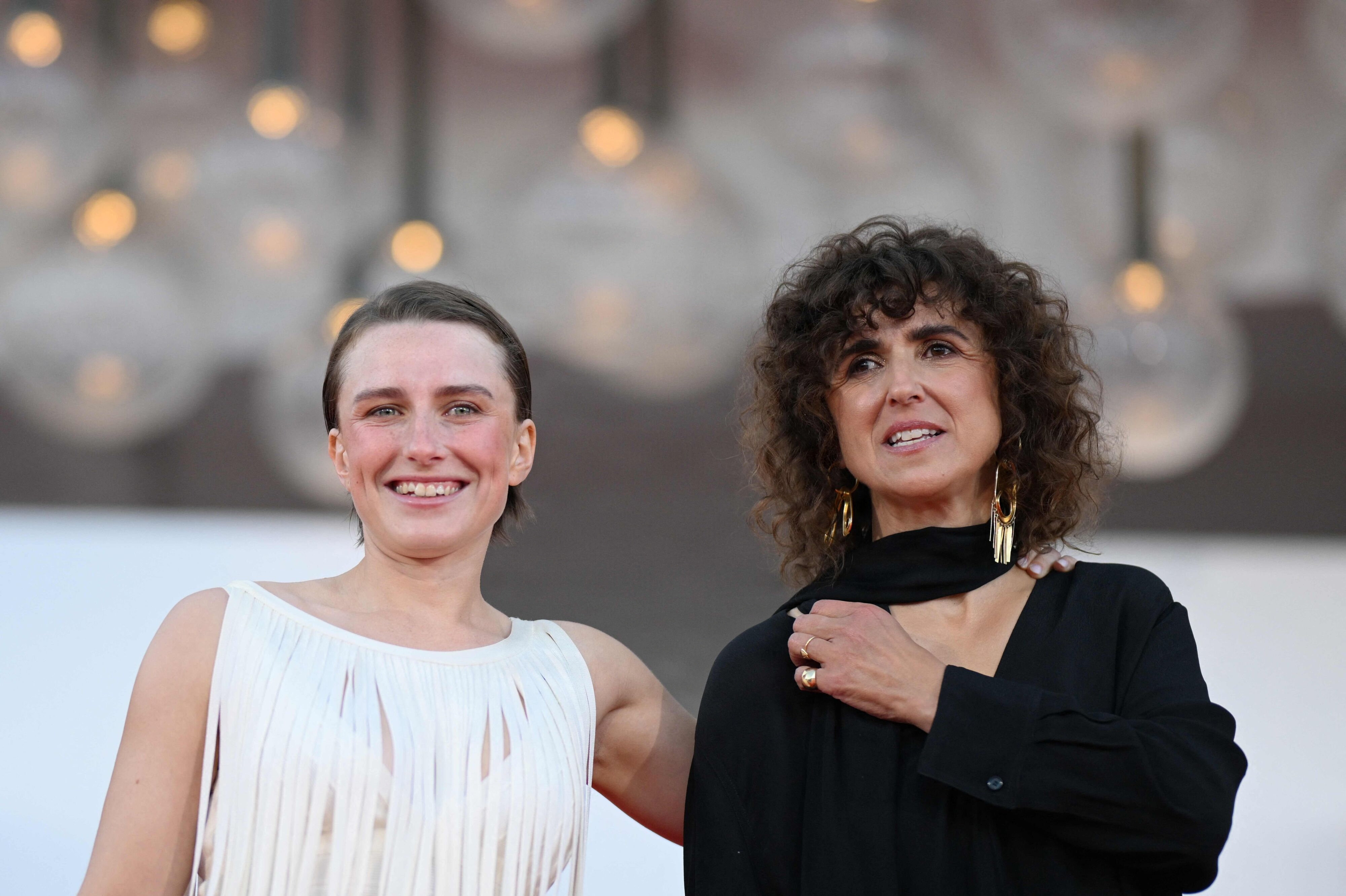 Den danske film "Kvinde ukendt" har lørdag aften vundet hovedprisen ved filmfestivalen i Venedig, Guldløven. Her ses hovedrolleindehaver Mathilde Arcel, der desuden er kåret som bedste kvindelige skuespiller, til venstre for instruktør May el-Toukhy lørdag.