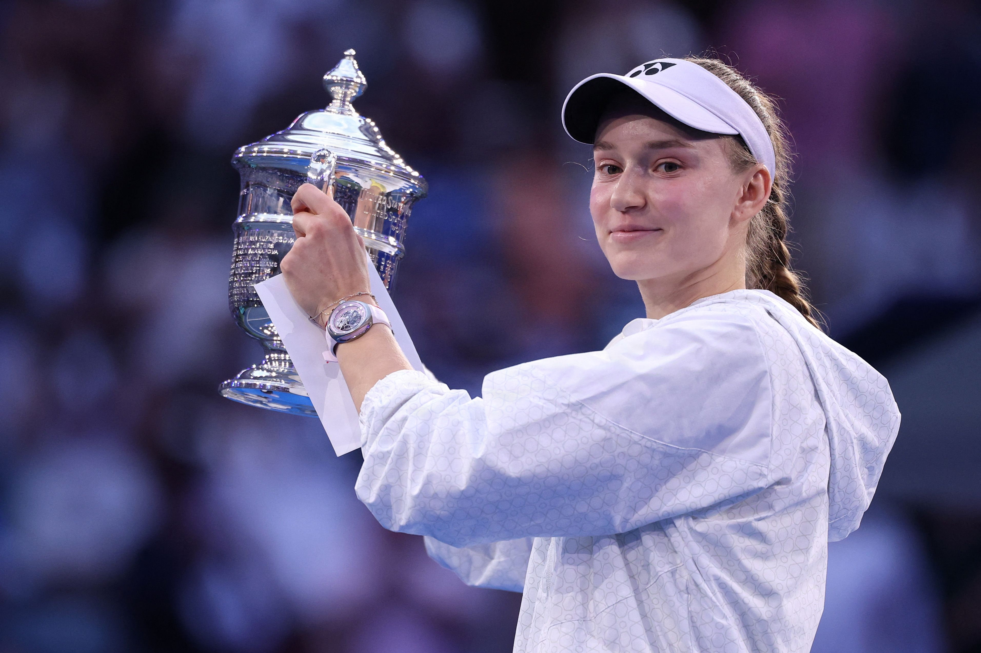 Elena Rybakina har vundet Australian Open og US Open i 2026. Begge gange har hun besejret rivalen Aryna Sabalenka i finalen. Når den næste verdensrangliste offentliggøres i næste uge, puffer hun Sabalenka væk fra førstepladsen.