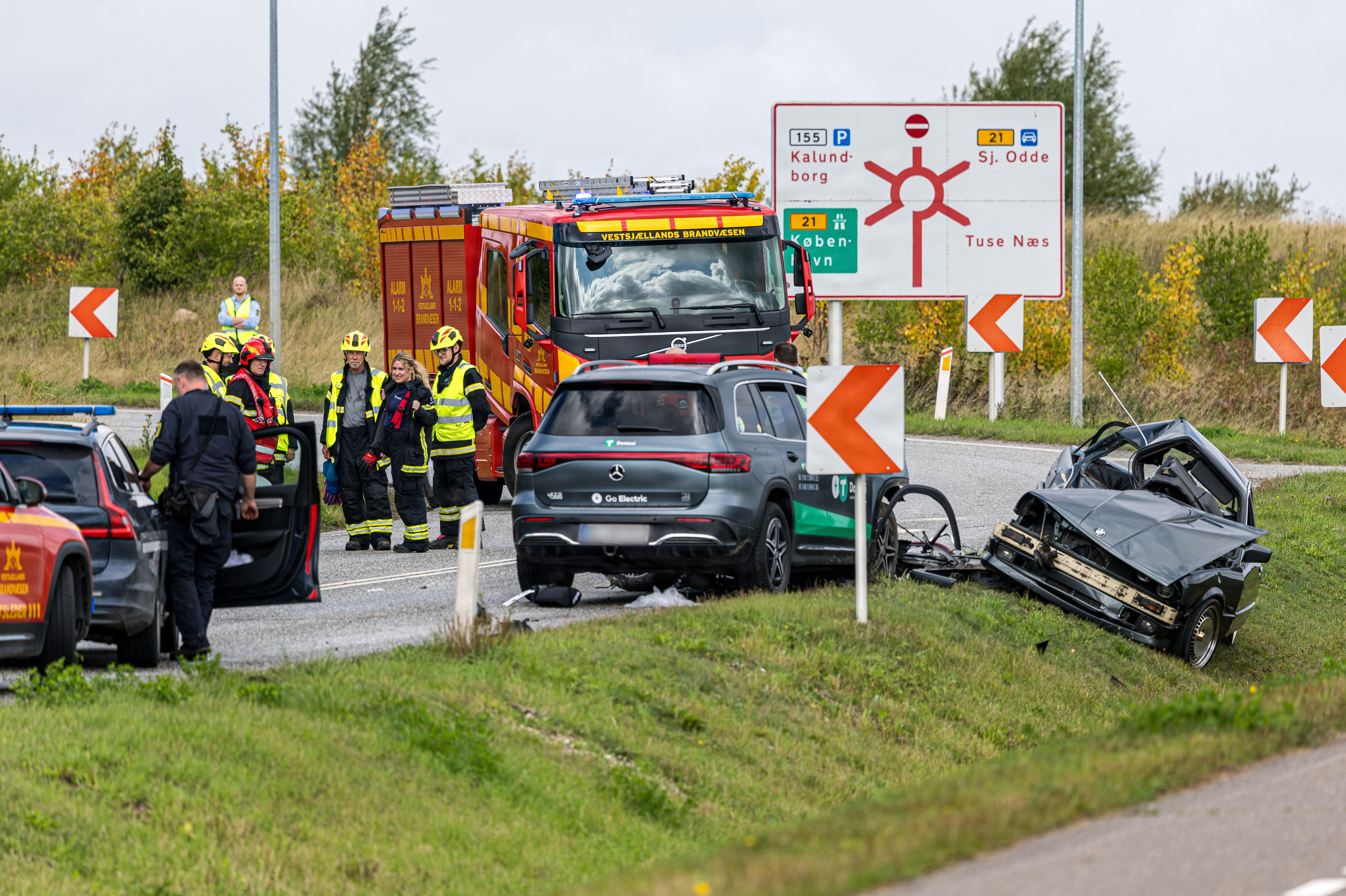 Midt- og Vestsjællands Politi arbejder søndag formiddag på Kalundborgvej i Holbæk efter et alvorligt færdselsuheld.