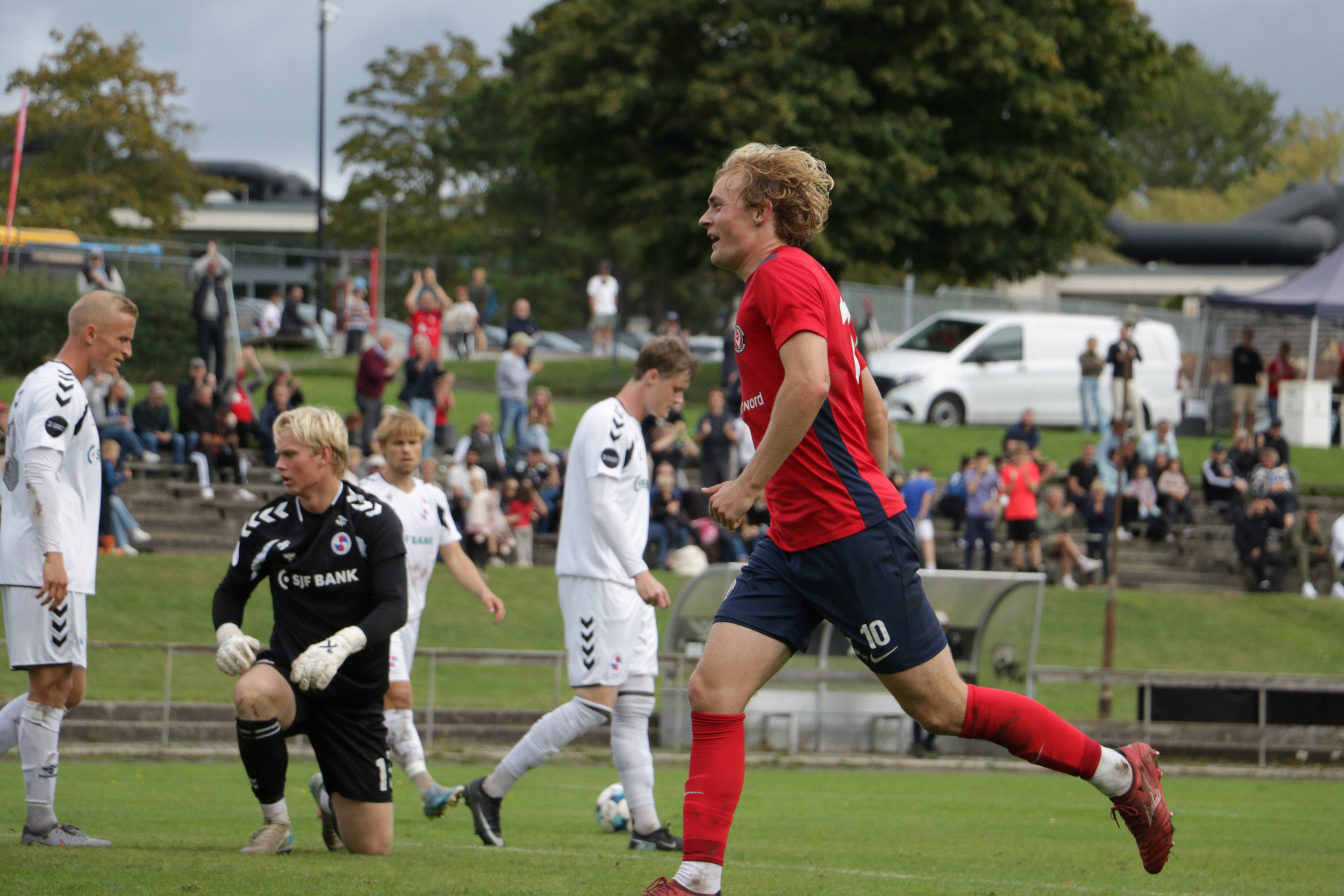 Georg Kirkely har scoret til 2-0 og vil fejre det med de unge fans.