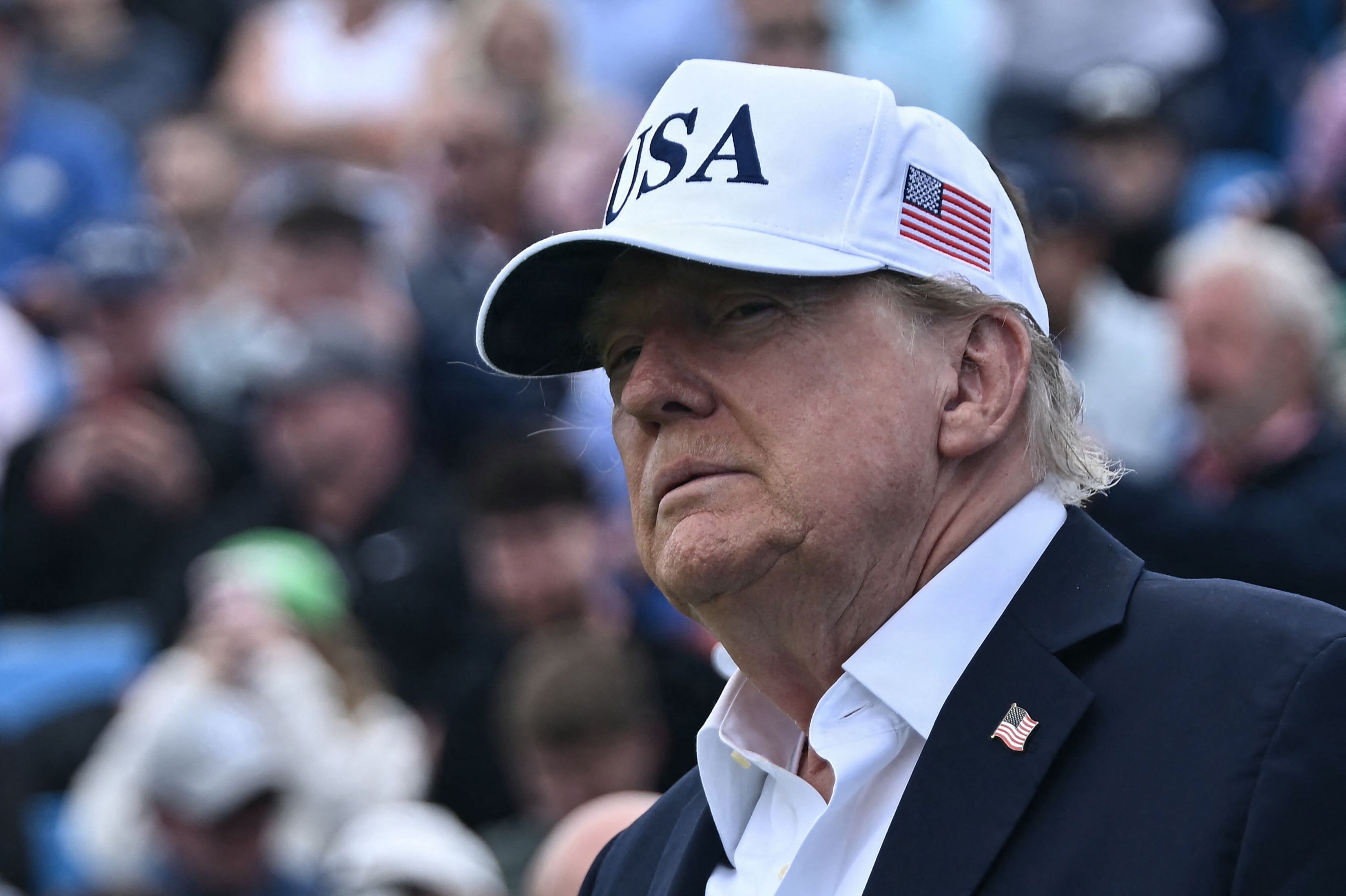 USA's præsident, Donald Trump, er søndag i Irland og overværer golfturneringen Irish Open, der finder sted på Trump International Golf Links and Hotel i byen Doonbeg i det vestlige Irland. Golfresortet er ejet af præsidenten.