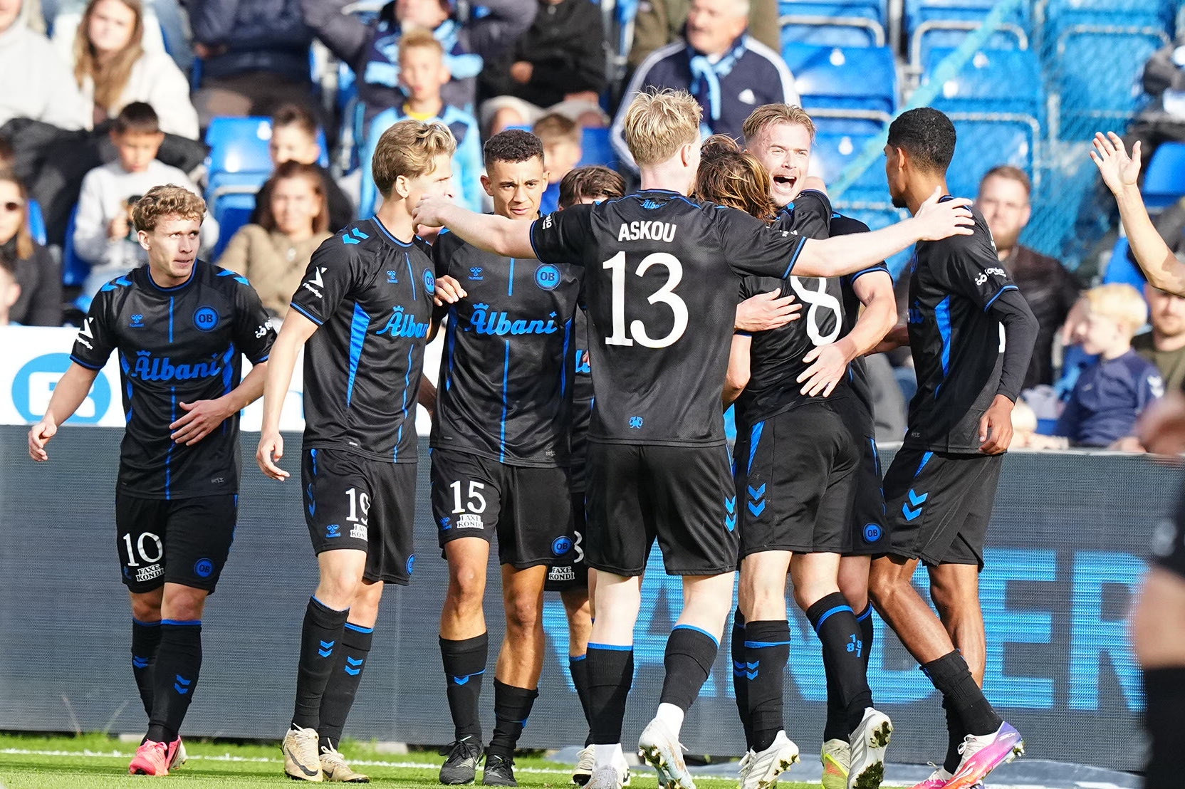 OB-spillere fejrer Alexander Ahl Holmströms scoring til 2-1 mod Randers.