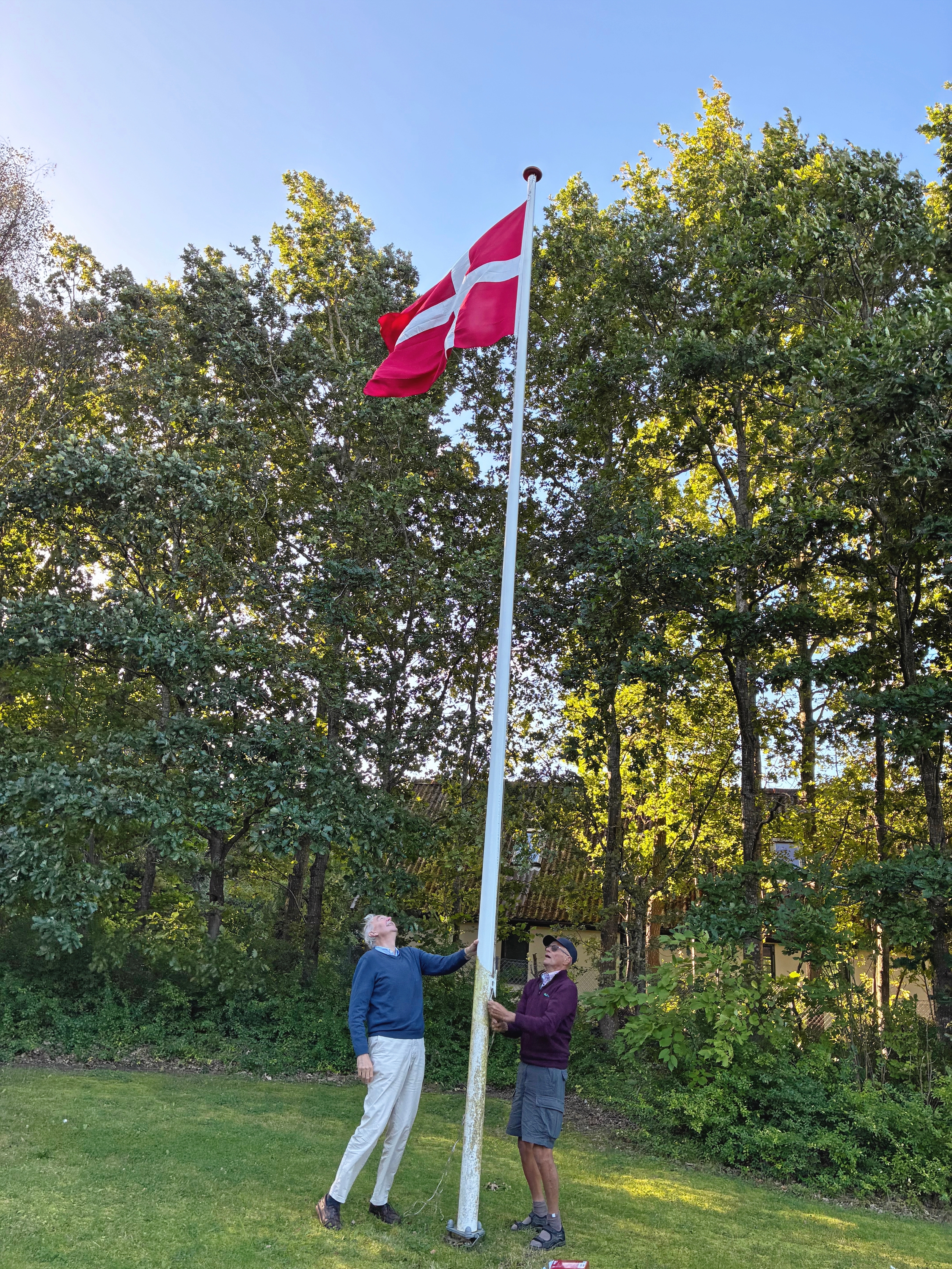 Flaget var hejst i dagens anledning. - Altiden Flaget var hejst i dagens anledning.