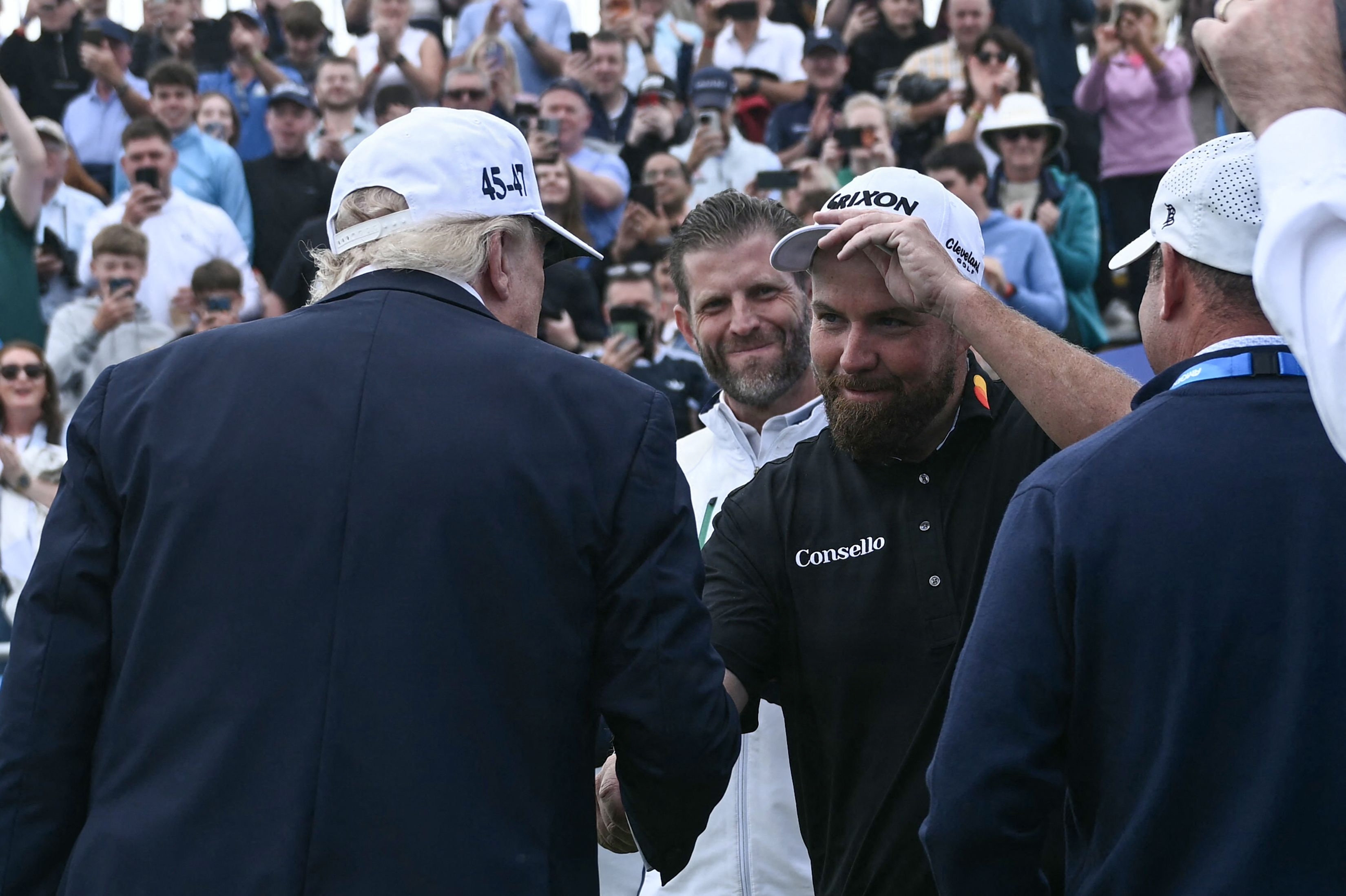 Shane Lowry hilste på USA's præsident, Donald Trump, inden han søndag gjorde arbejdet færdigt og vandt Irish Open i overlegen stil.