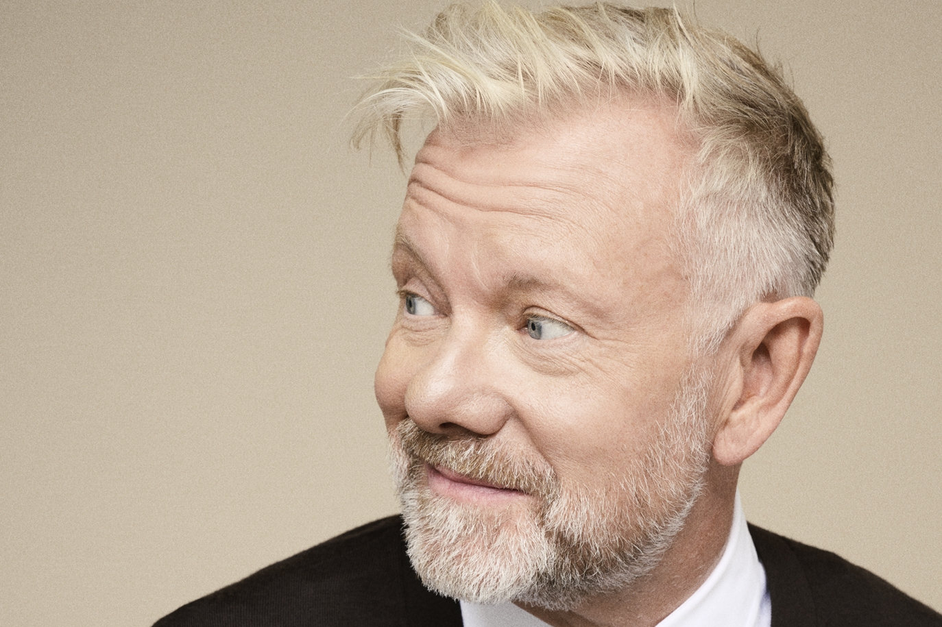 Efter Casper Christensen fandt et foto af sin farfar iført kjole, har han også ændret blikket på sig selv. Det reflekterer han over i sit kommende comedyhybridshow, "Min farfar gik i dametøj".
