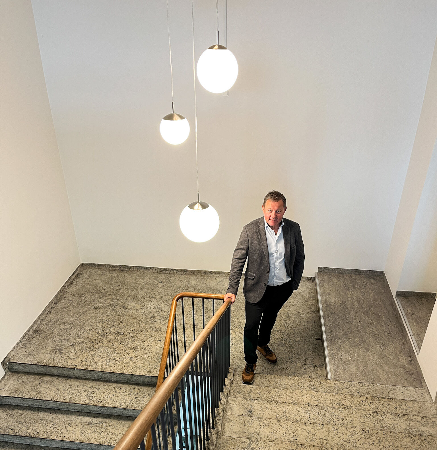 - Man vænner sig lidt til ambitionen om at nå 1 mia. kr. i 2029. Jeg kan huske, hvor glade vi var, da vi ramte 100 mio. kr. – det var en stor milestone – og 100 mio. kr. er da også mange penge. Man bliver nok lidt fartblind eller vænner sig lidt til de store tal, lyder det fra Michael Oxlund, direktør i Wolly & Co.
