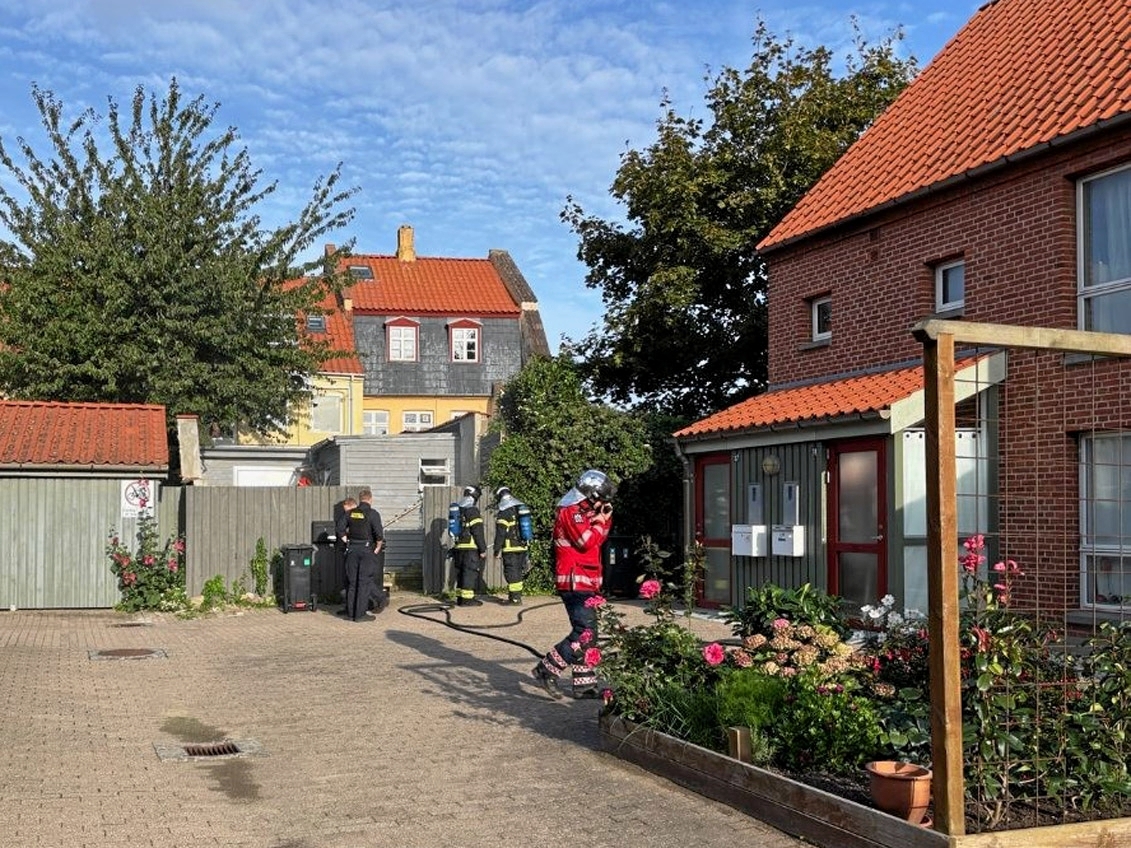 Nordvestnyts udsendte kunne konstatere, at blev båret en rygende gryde ud fra en af lejlighederne. - Eva Lyng Nordvestnyts udsendte kunne konstatere, at blev båret en rygende gryde ud fra en af lejlighederne.