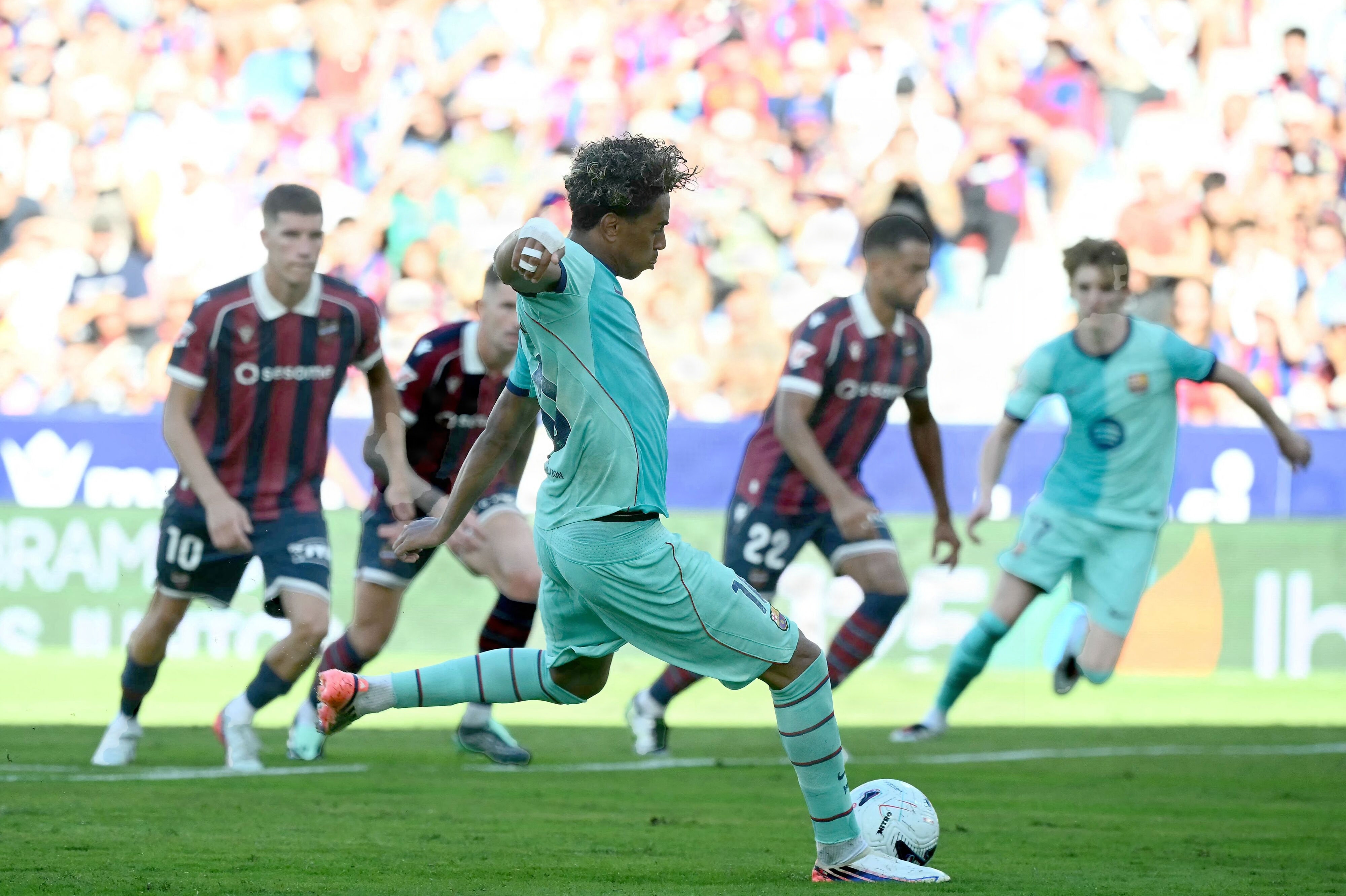 Barcelonas superstjerne Lamine Yamal har i den nye sæson været i fremragende målform og var med sine to mål i søndagens sejr med til at holde fast i førstepladsen i La Liga.