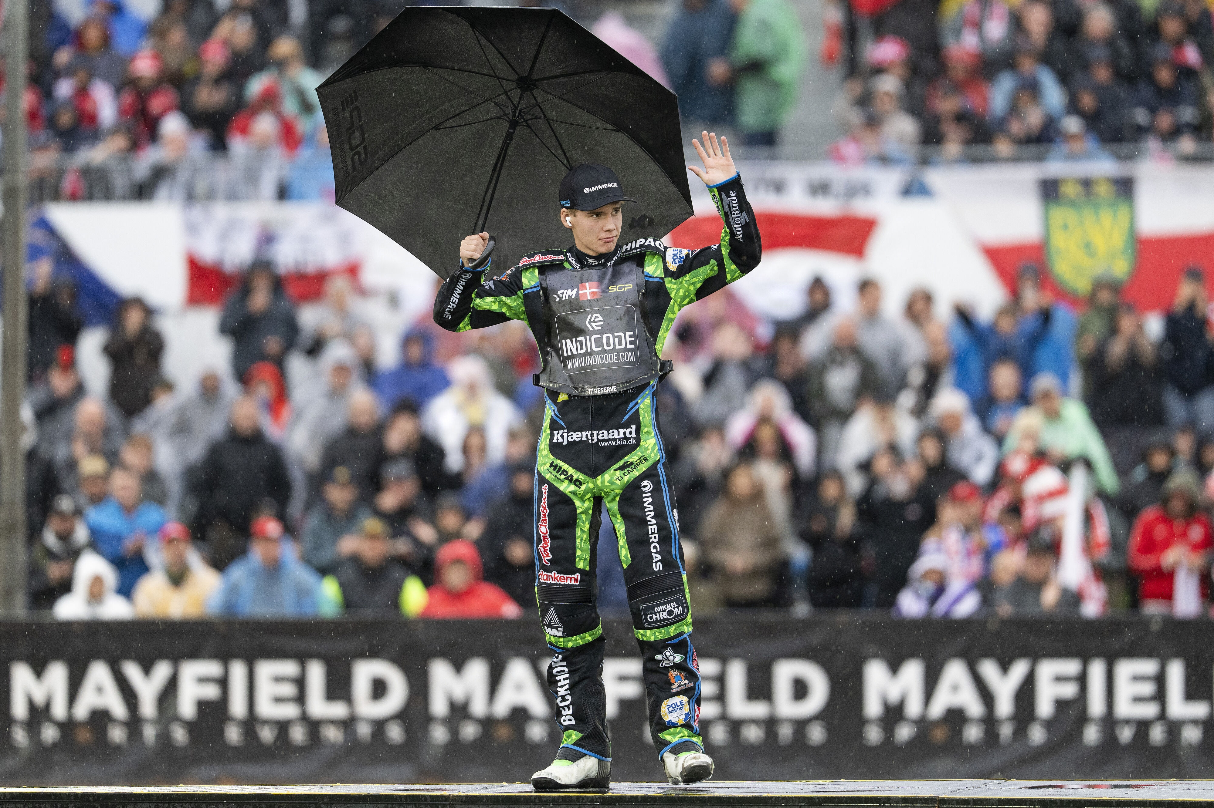 Under regnfulde forhold blev 18-årige Mikkel Andersen lørdag aften testet mod de hurtigste speedwaystjerner.