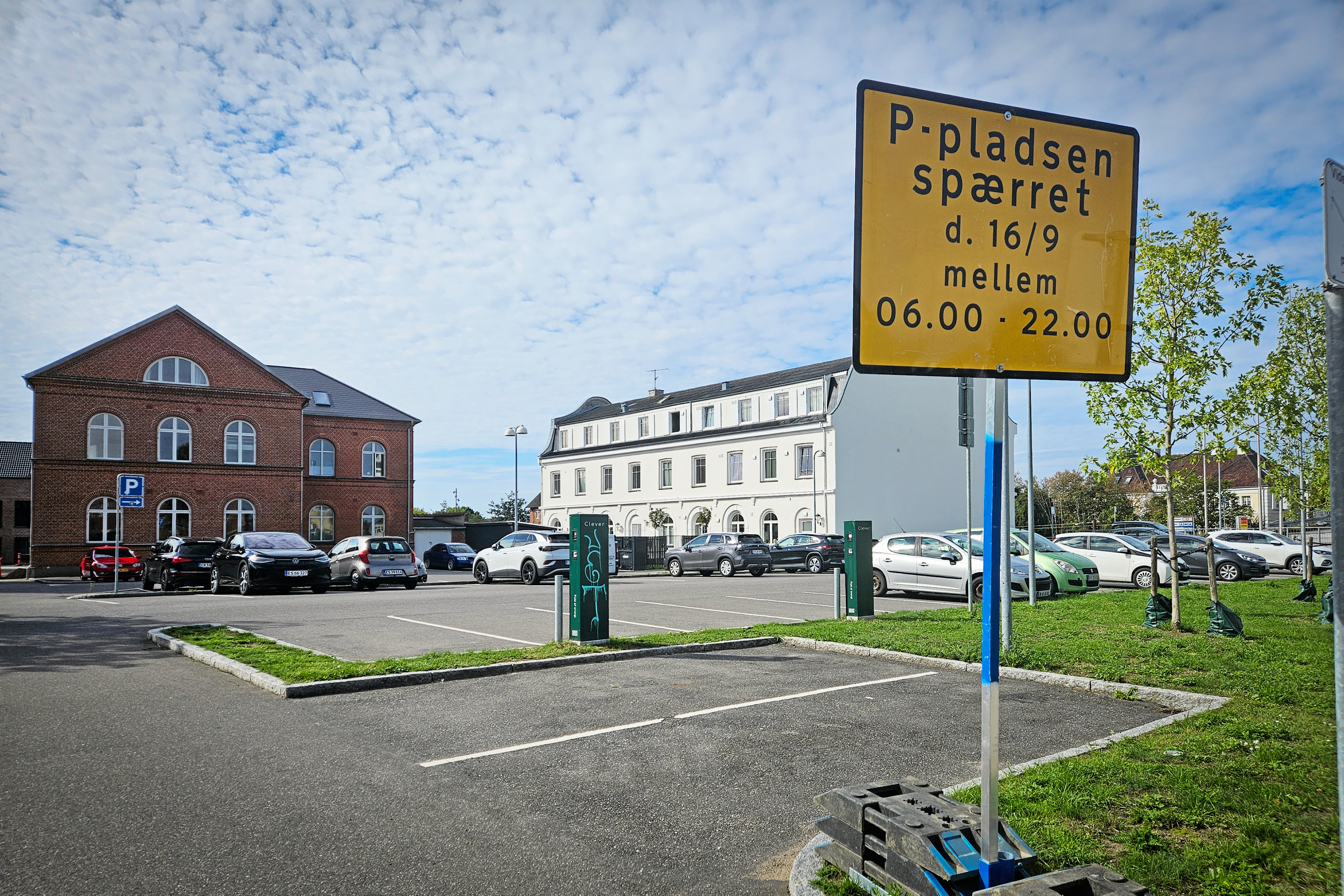 En lang række parkeringspladser bliver spærret i de kommende dage, og det er der en god grund til.