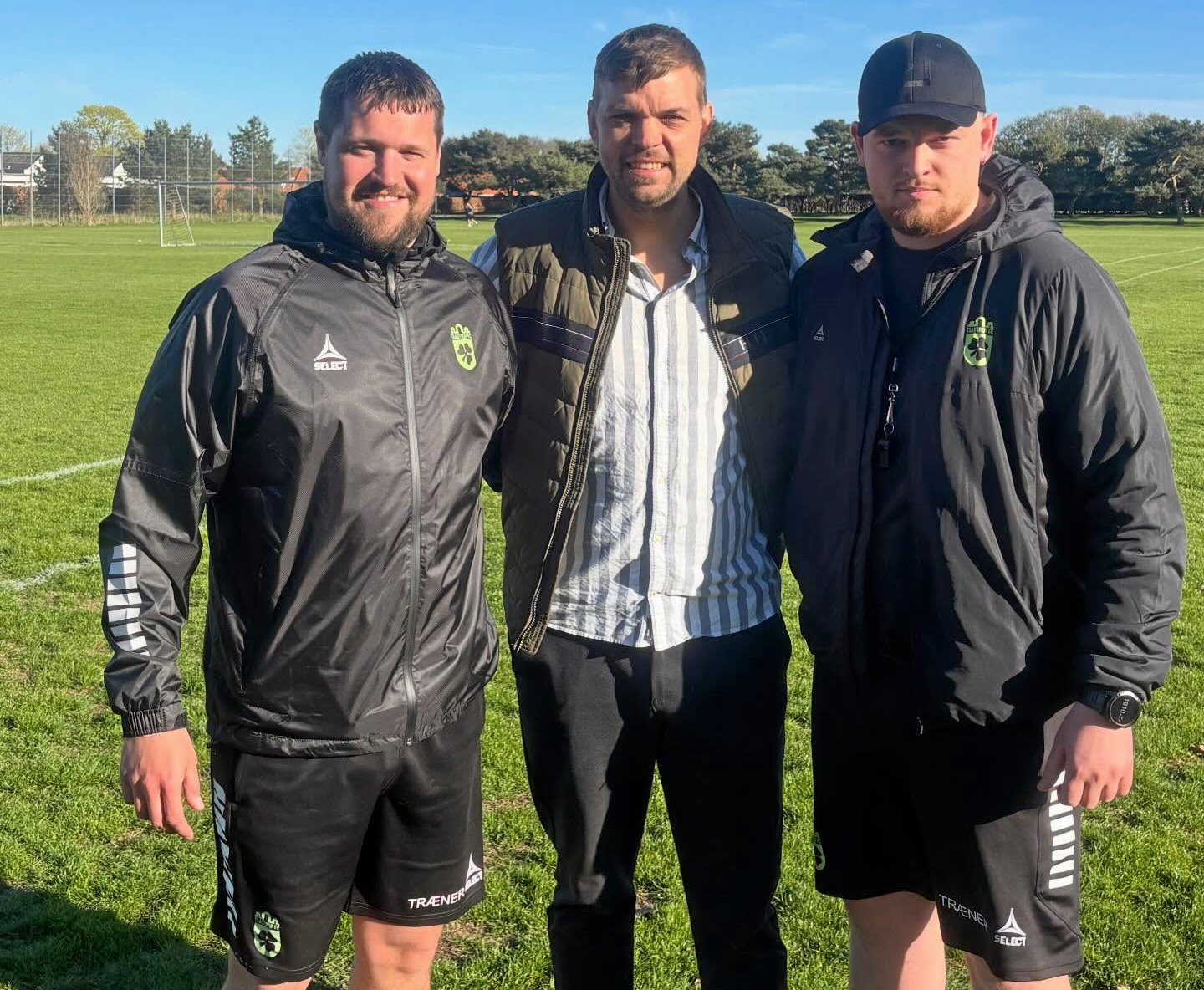 Jonathan Sivert (th) og Frederik Stokholm (tv) har været en stor del af den stab, der har hjulpet cheftræner Tonny Brogaard til en flyvende start i Taastrup FC. I midten ses sportschef Morten Lethan Albrechtsen.