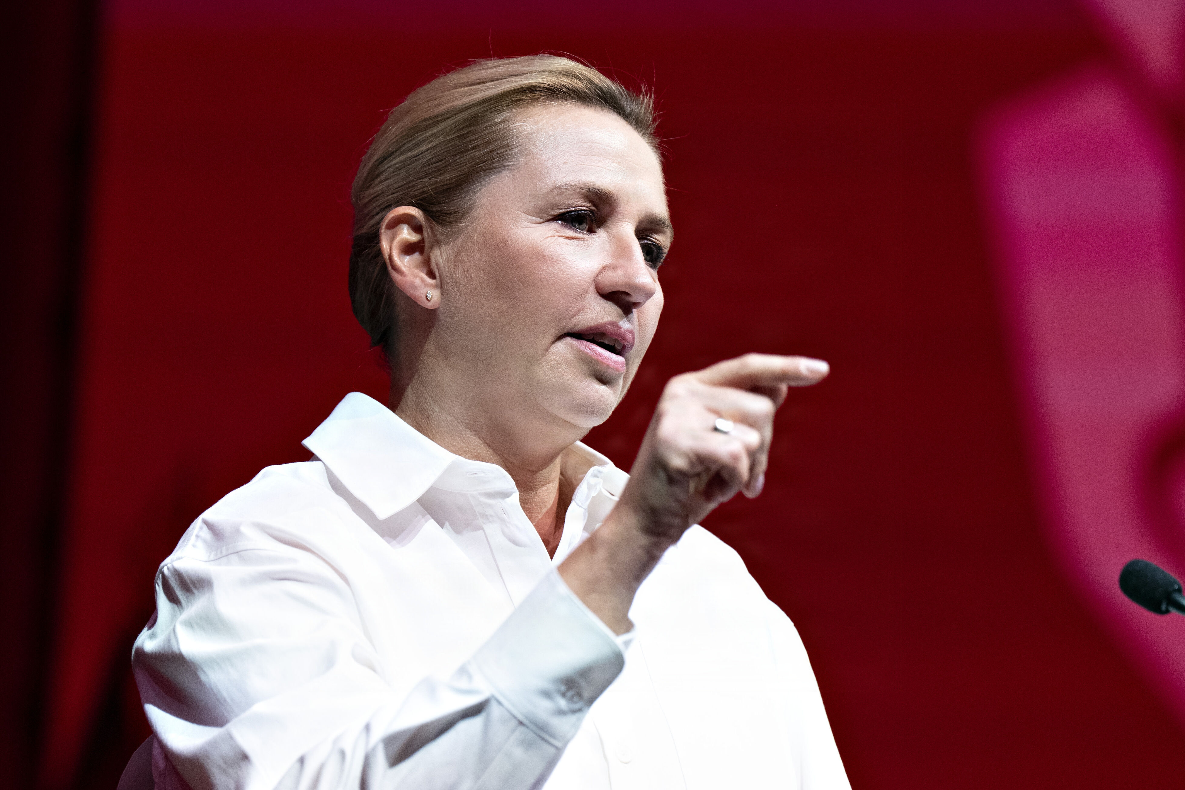 Statsminister Mette Frederiksen (S), som i weekenden var til partimøde i Aalborg, forsvarer Ukraines ret til at ramme raffinaderier inde i Rusland, efter at USA har appelleret til Ukraine om at stoppe disse på grund af global brændstofmangel. (Arkivfoto).