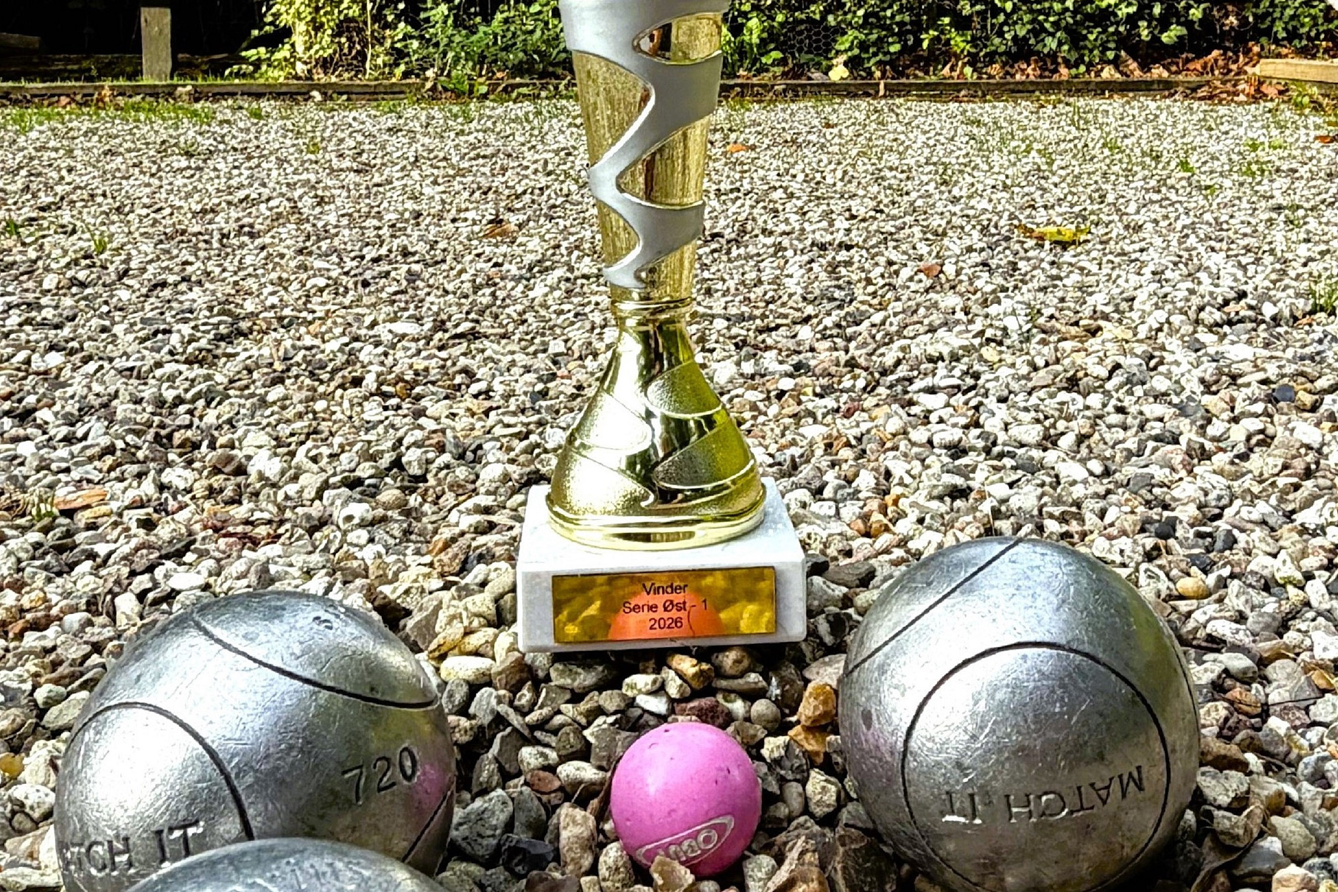 Pokalen er i hus for Ølstykke Petanque, der rykker ubesejret op i 3. division efter en spændende afslutning på landsturneringen.