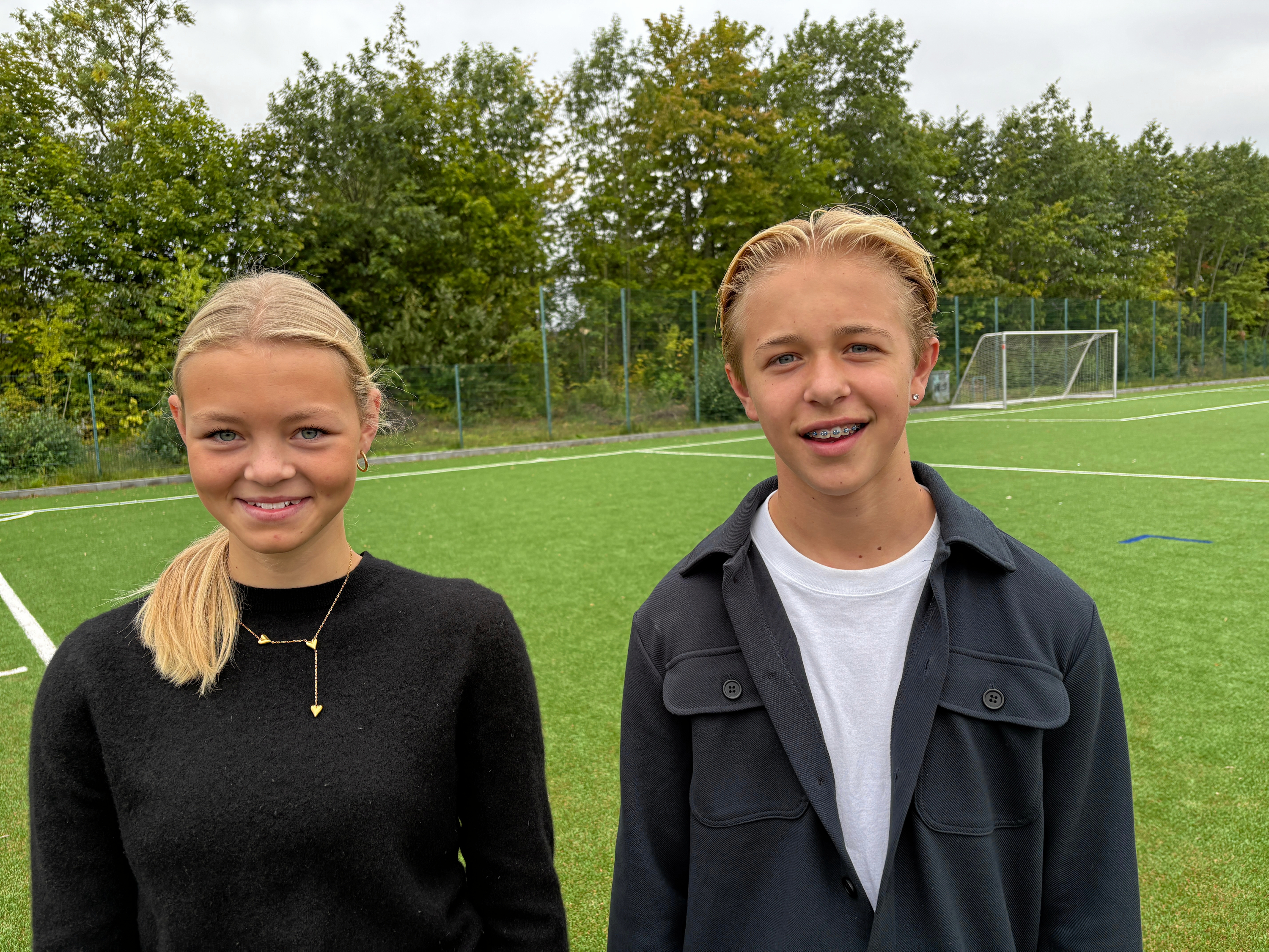 Elvira Sass Rasmussen og Lucas Bundgaard Mikkelsen spiller begge fodbold. De er blandt de første i Egedal Kommune, som via et valgfag i skolen får træner- og kamplederuddannelse.
